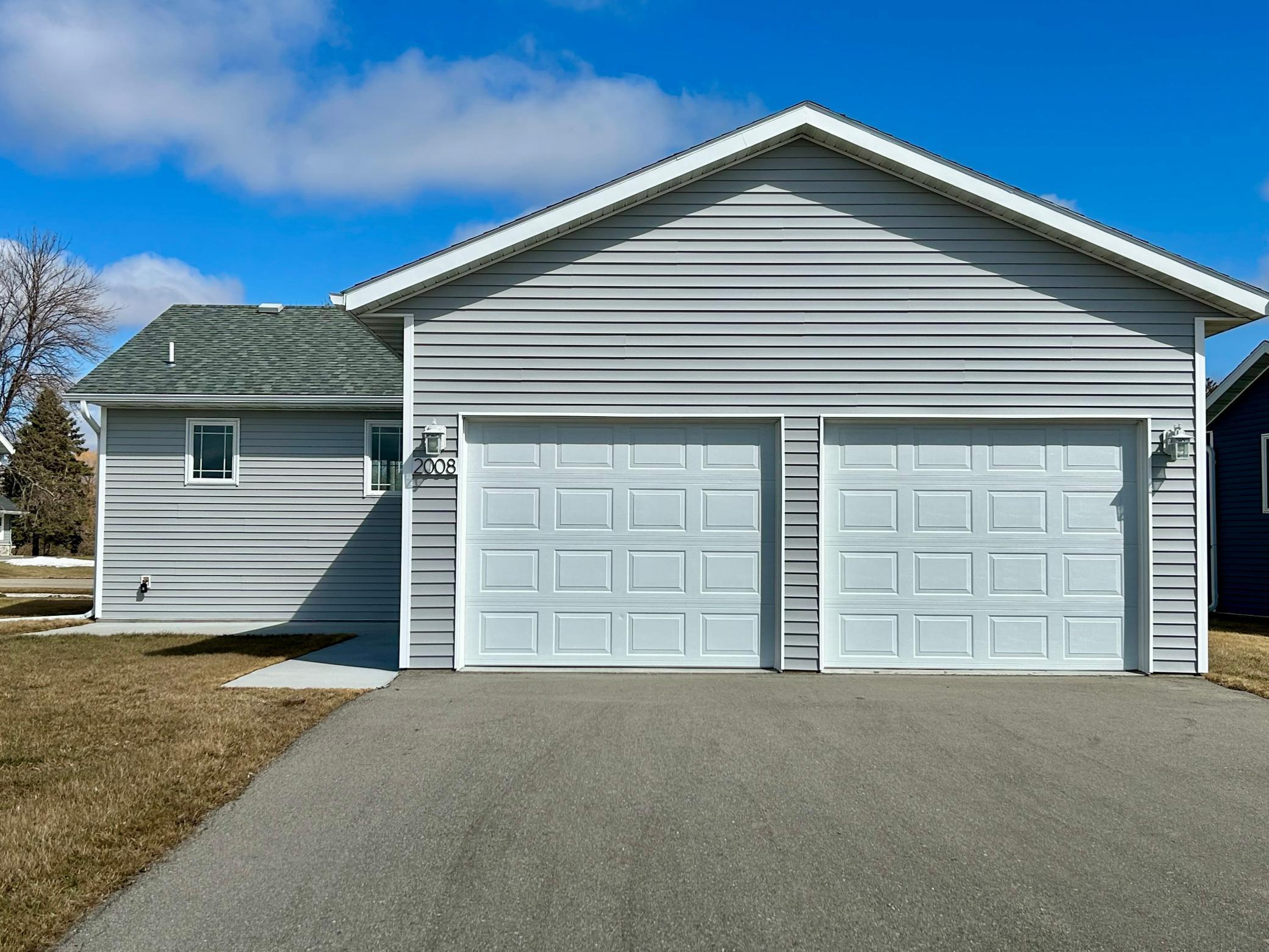 2022 single family home for sale at 2008 Nelson Drive in Thief River Falls, MN — 3 bed, 2 bath (photo 2 of 54)