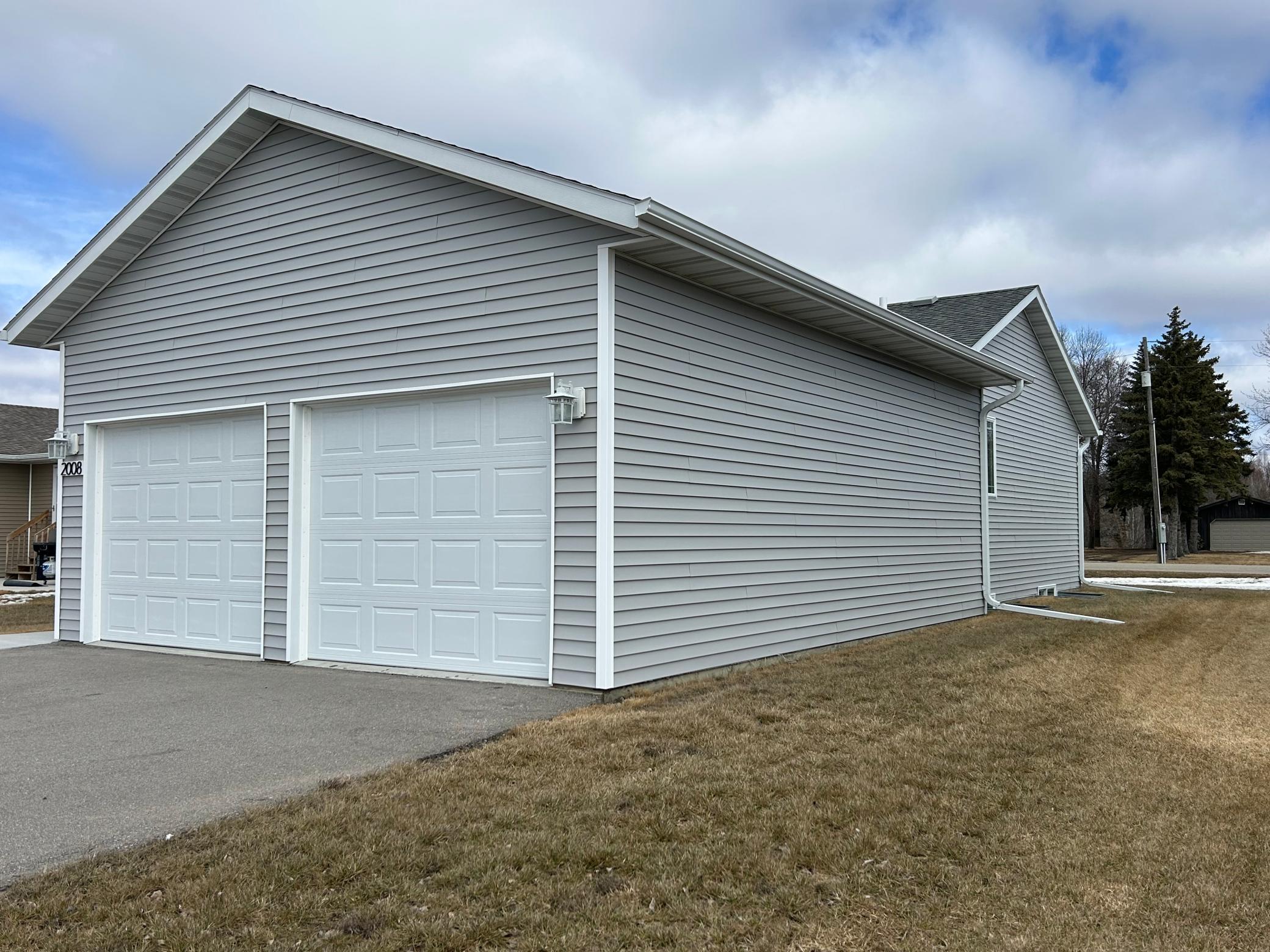 2022 single family home for sale at 2008 Nelson Drive in Thief River Falls, MN — 3 bed, 2 bath (photo 53 of 54)