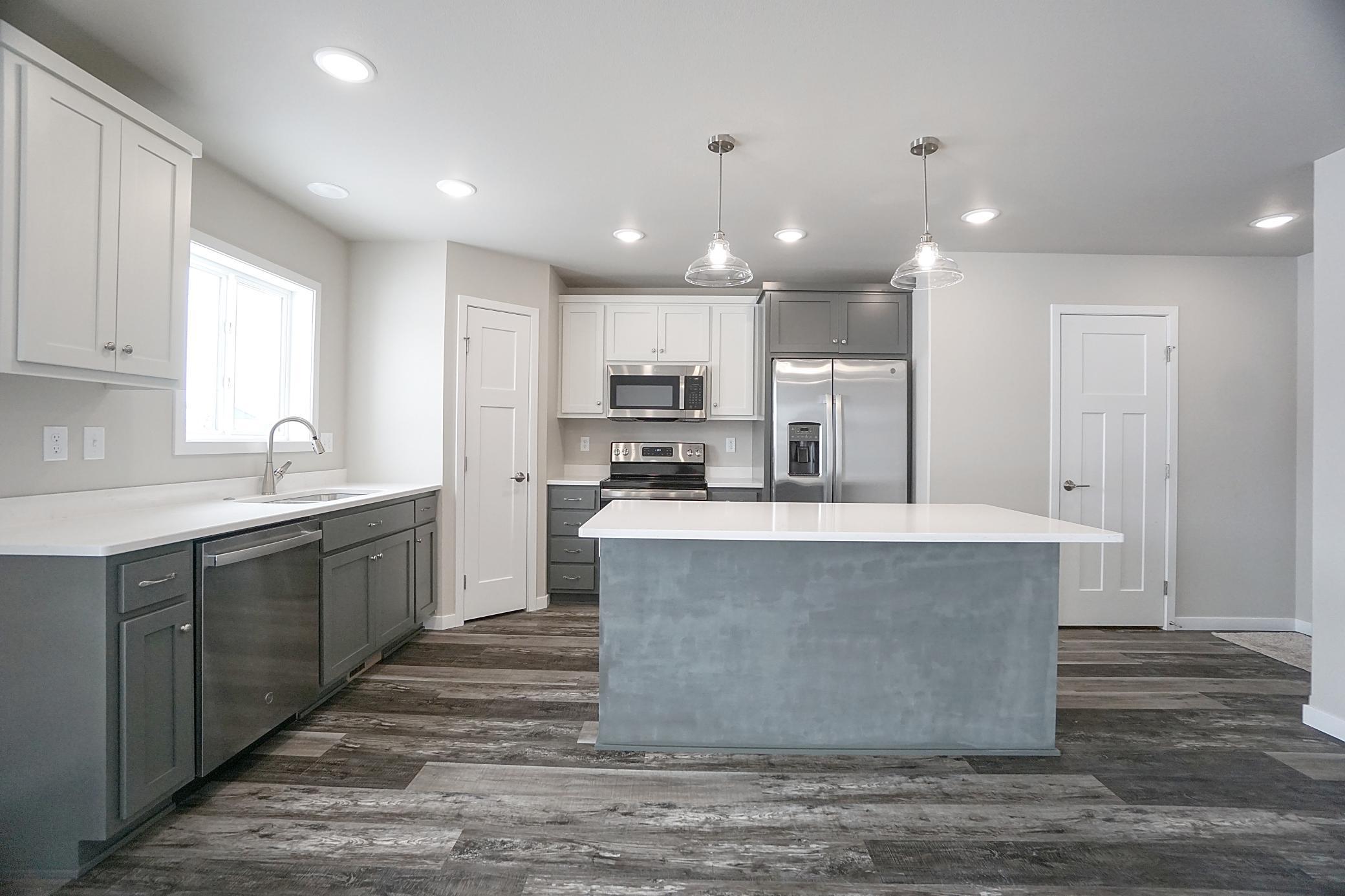 2018 single family home for sale at 8068 Goldfinch Drive in Horace, ND — 4 bed, 4 bath (photo 9 of 38)