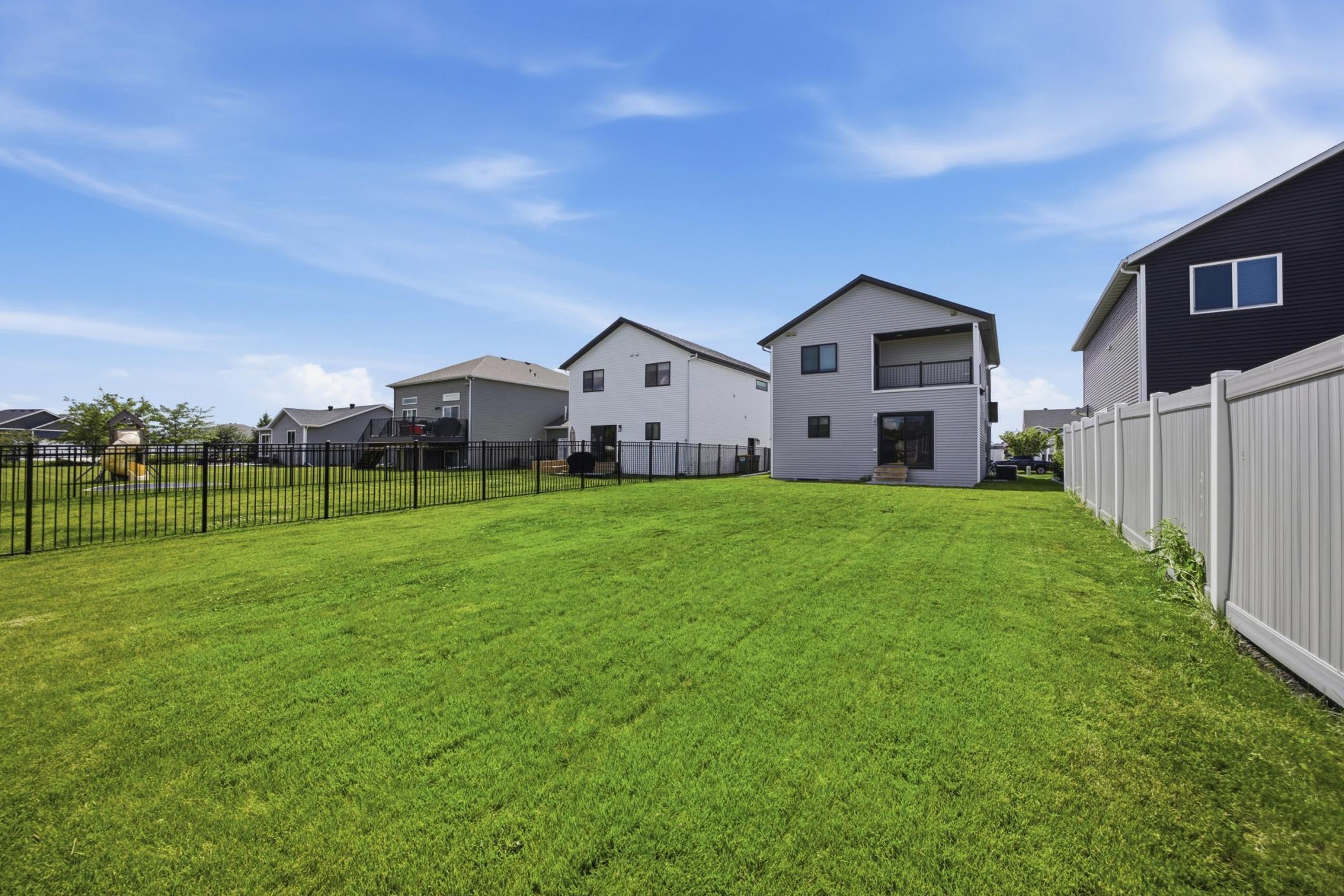 2018 single family home for sale at 8068 Goldfinch Drive in Horace, ND — 4 bed, 4 bath (photo 25 of 31)
