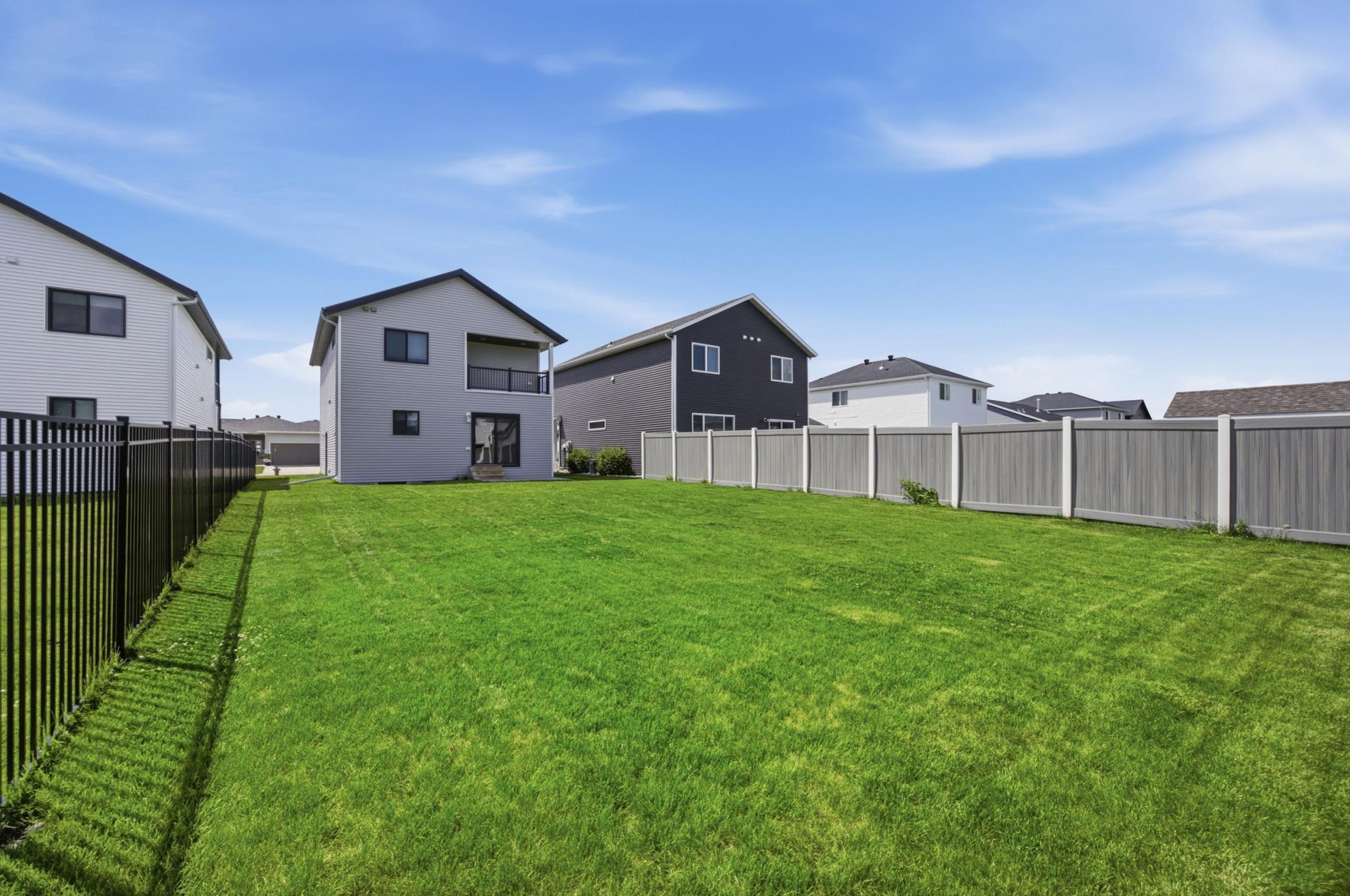 2018 single family home for sale at 8068 Goldfinch Drive in Horace, ND — 4 bed, 4 bath (photo 26 of 31)