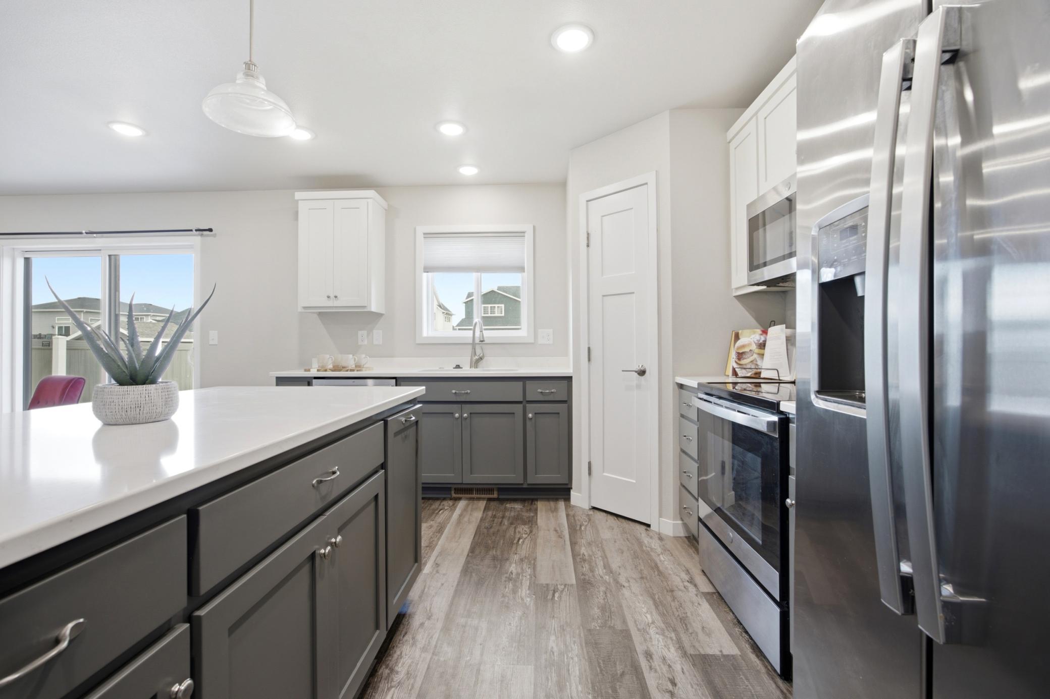 2018 single family home for sale at 8068 Goldfinch Drive in Horace, ND — 4 bed, 4 bath (photo 8 of 31)