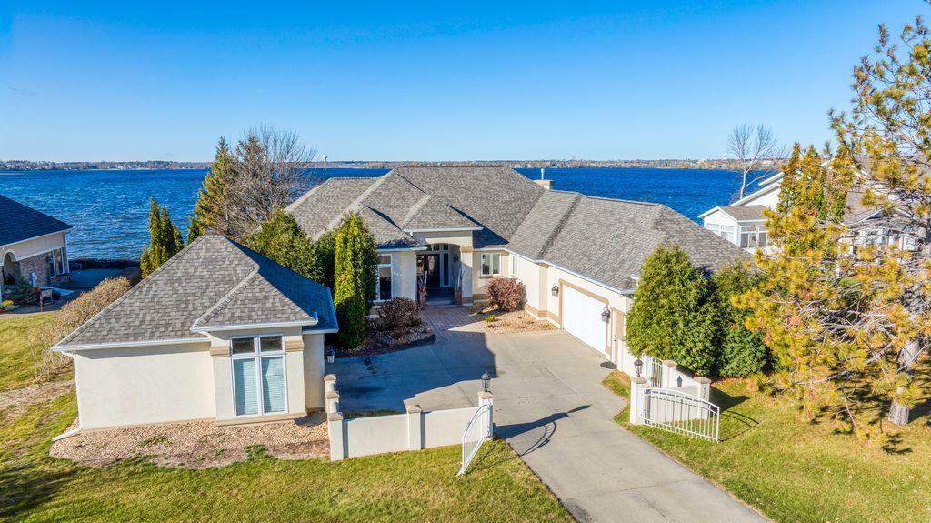 1994 single family home for sale at 425 Irving Beach Drive SW in Bemidji, MN — 4 bed, 3 bath