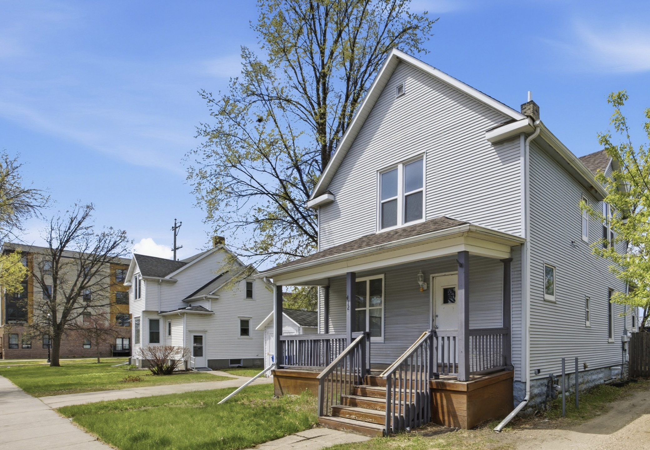 1905 single family home for sale at 412 12th Street N in Fargo, ND — 4 bed, 2 bath (photo 2 of 21)