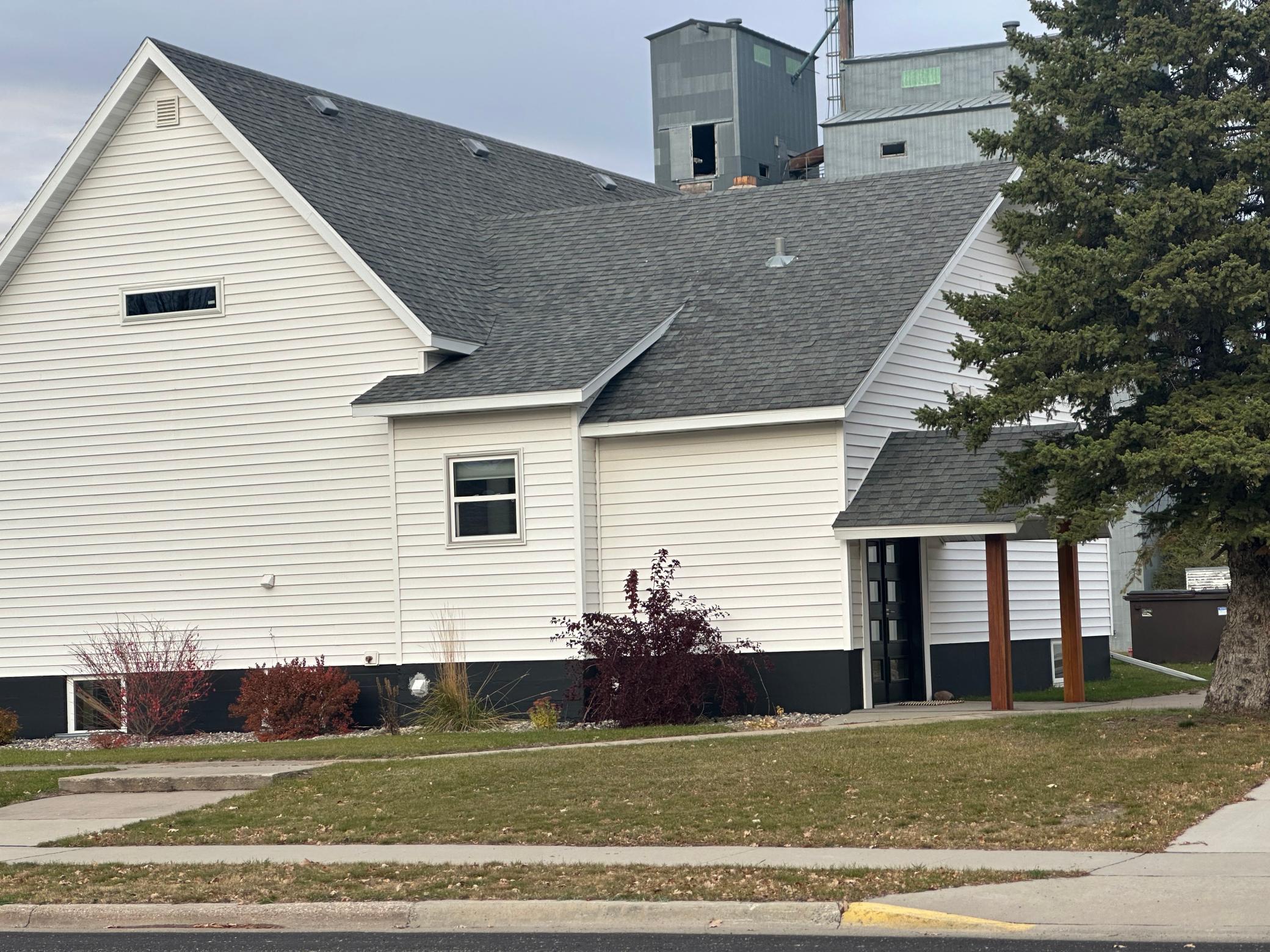 1980 home for sale at 504 Main Street S in Karlstad, MN — 4 bed, 3 bath (photo 2 of 45)