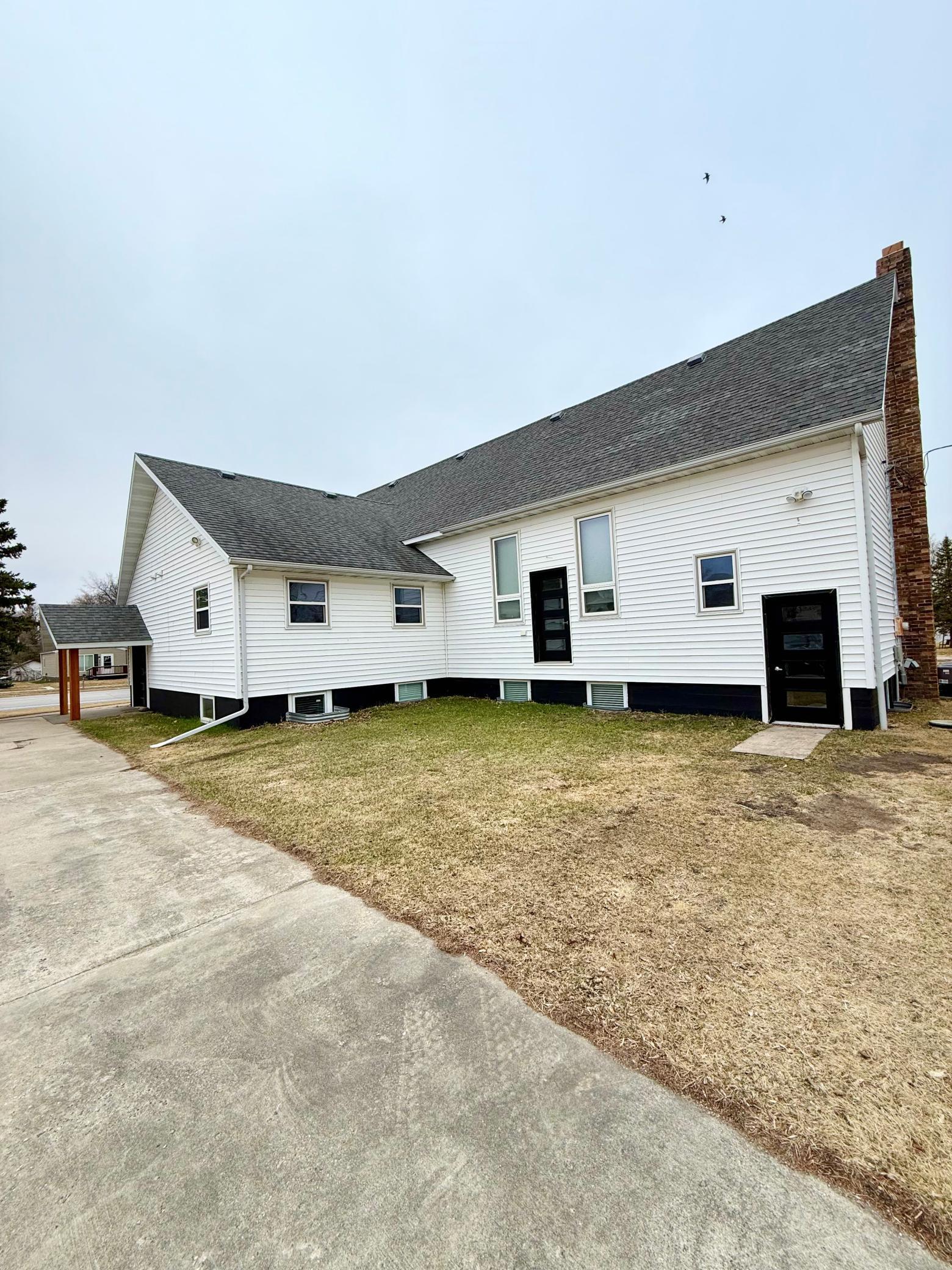 1980 home for sale at 504 Main Street S in Karlstad, MN — 4 bed, 3 bath (photo 3 of 45)