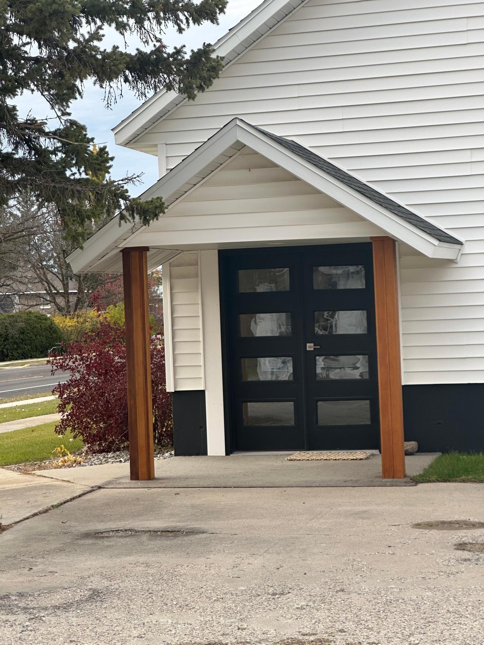 1980 home for sale at 504 Main Street S in Karlstad, MN — 4 bed, 3 bath (photo 4 of 45)