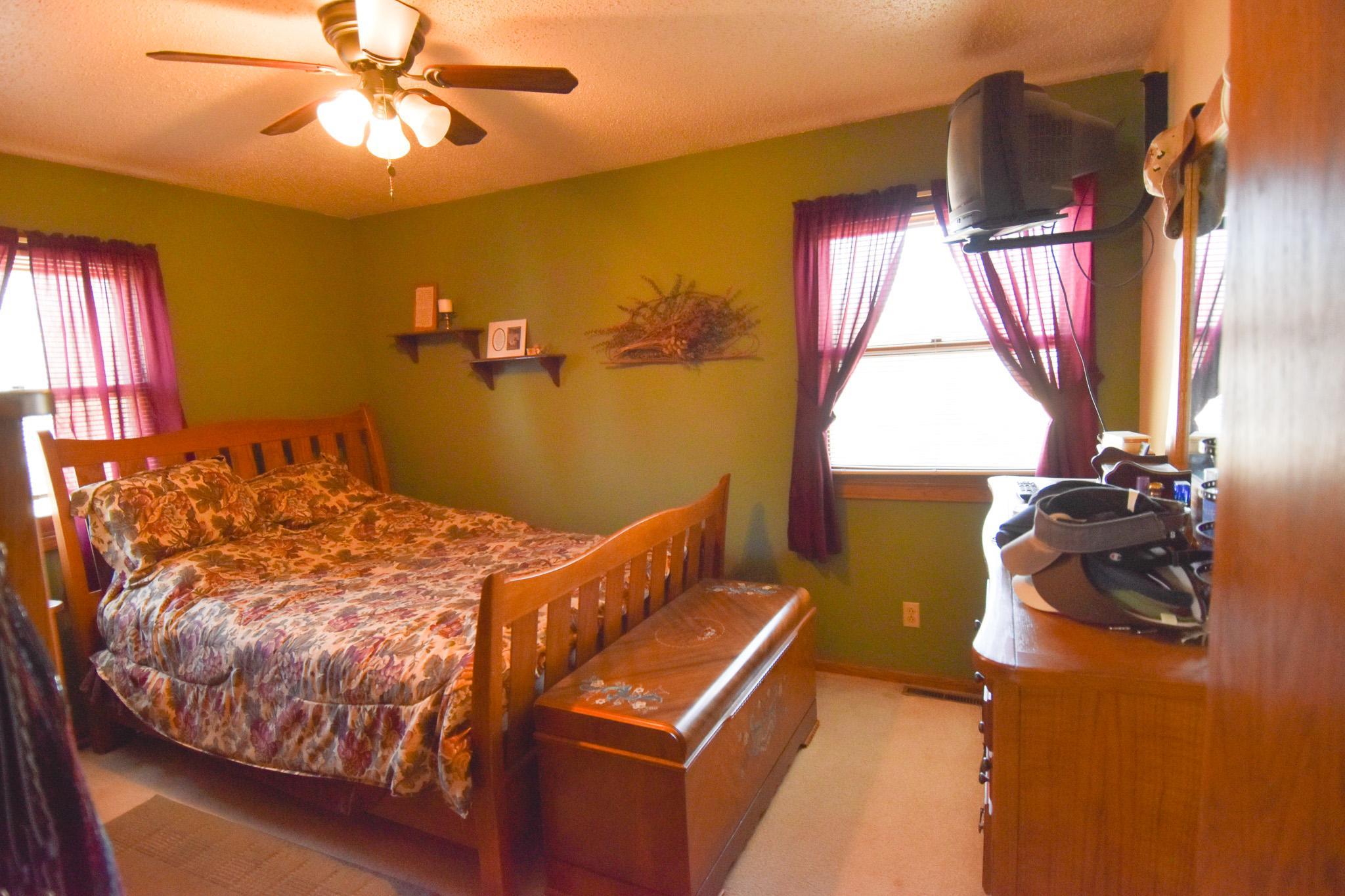 1977 single family home for sale at 105 Valley View Road in Karlstad, MN — 3 bed, 2 bath (photo 10 of 18)