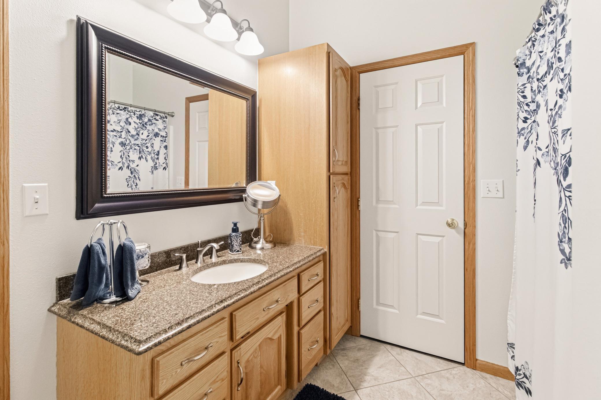 1992 single family home for sale at 1727 37th Avenue S in Fargo, ND — 4 bed, 2 bath (photo 13 of 28)