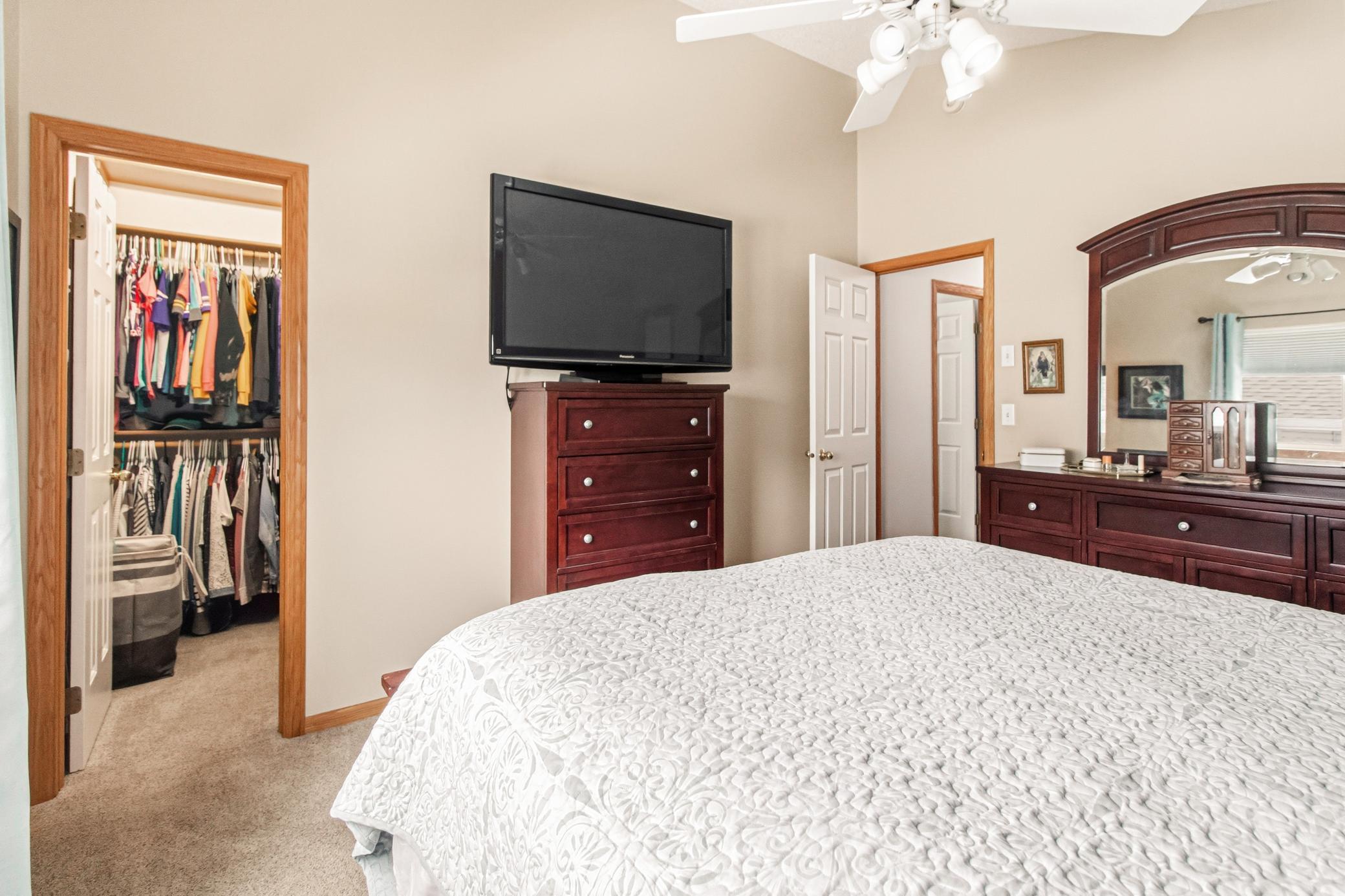 1992 single family home for sale at 1727 37th Avenue S in Fargo, ND — 4 bed, 2 bath (photo 15 of 28)