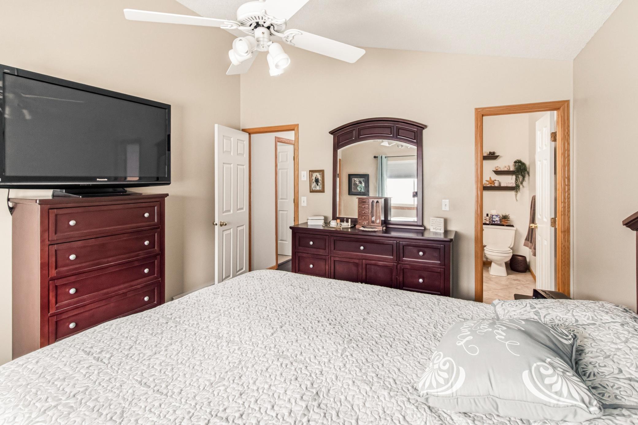 1992 single family home for sale at 1727 37th Avenue S in Fargo, ND — 4 bed, 2 bath (photo 16 of 28)