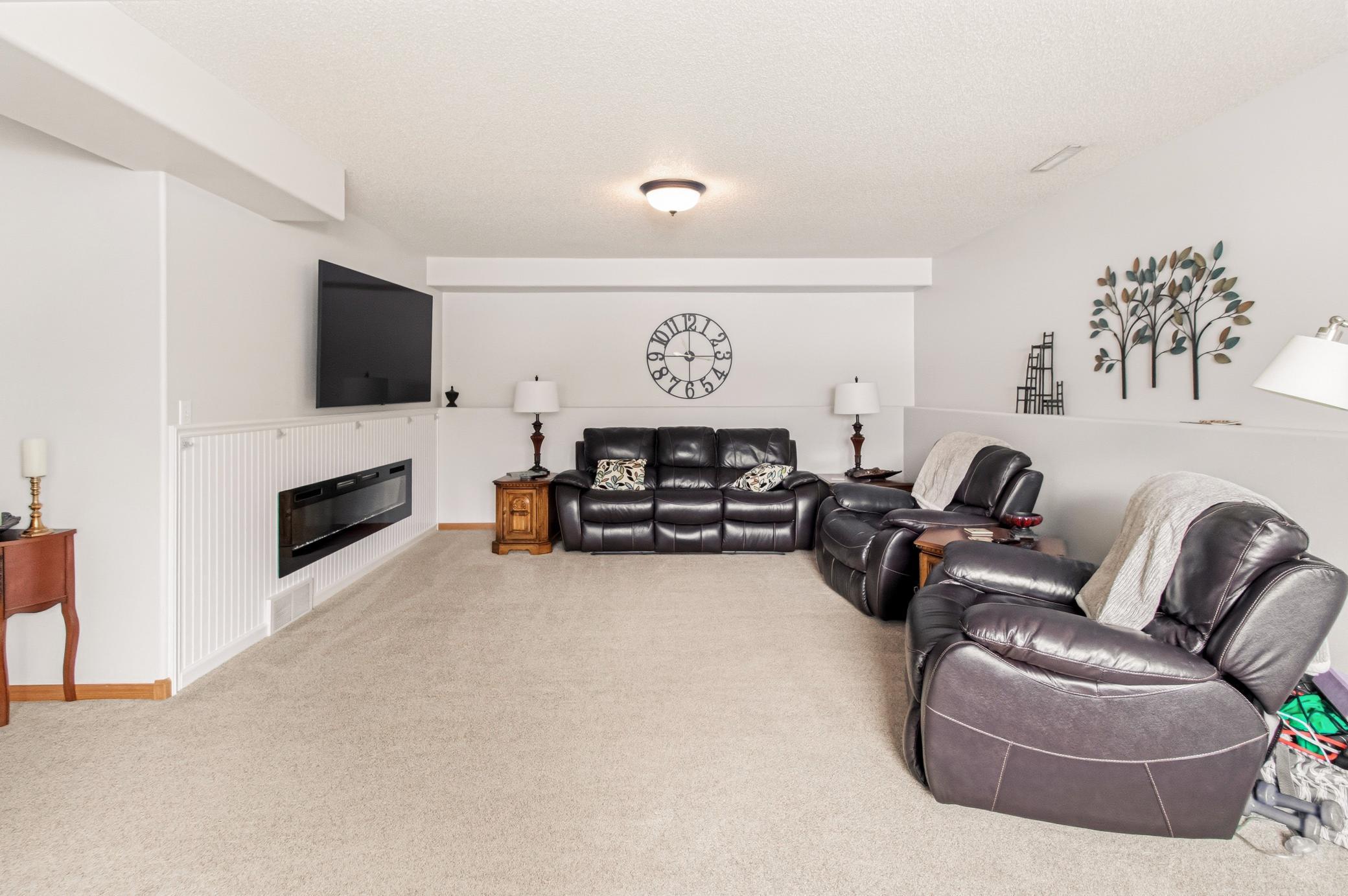 1992 single family home for sale at 1727 37th Avenue S in Fargo, ND — 4 bed, 2 bath (photo 19 of 28)