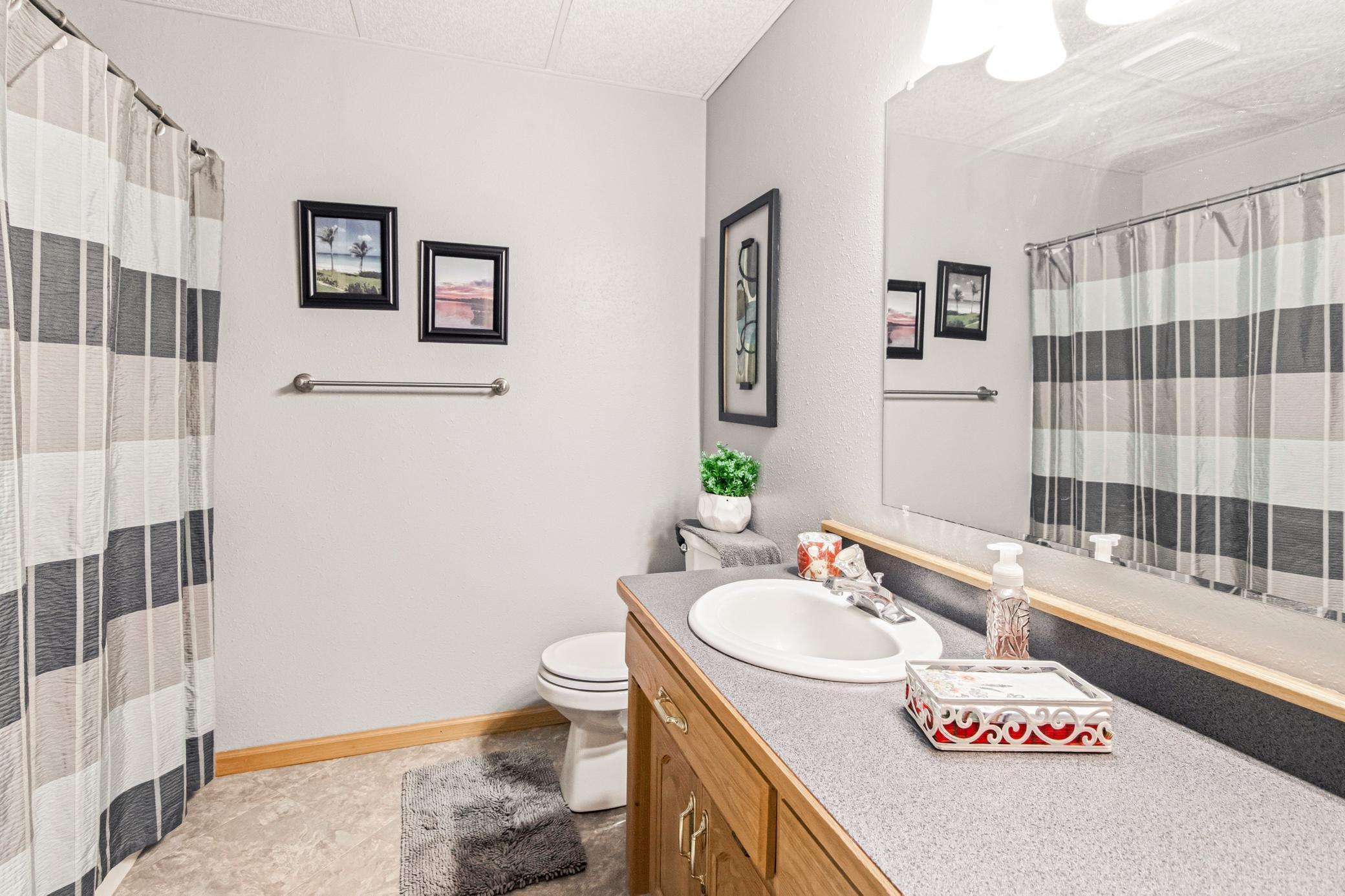 1992 single family home for sale at 1727 37th Avenue S in Fargo, ND — 4 bed, 2 bath (photo 21 of 28)