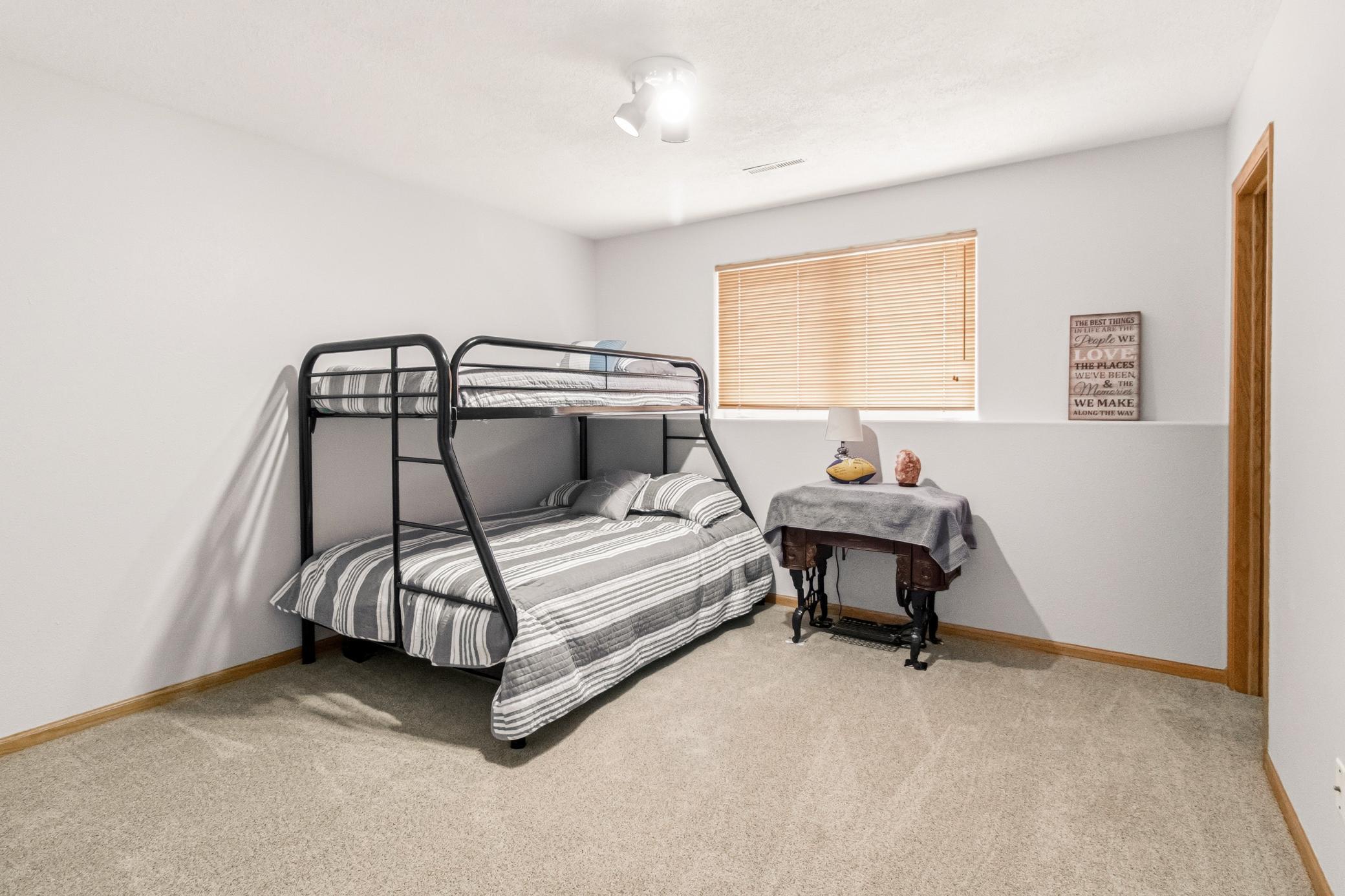 1992 single family home for sale at 1727 37th Avenue S in Fargo, ND — 4 bed, 2 bath (photo 23 of 28)