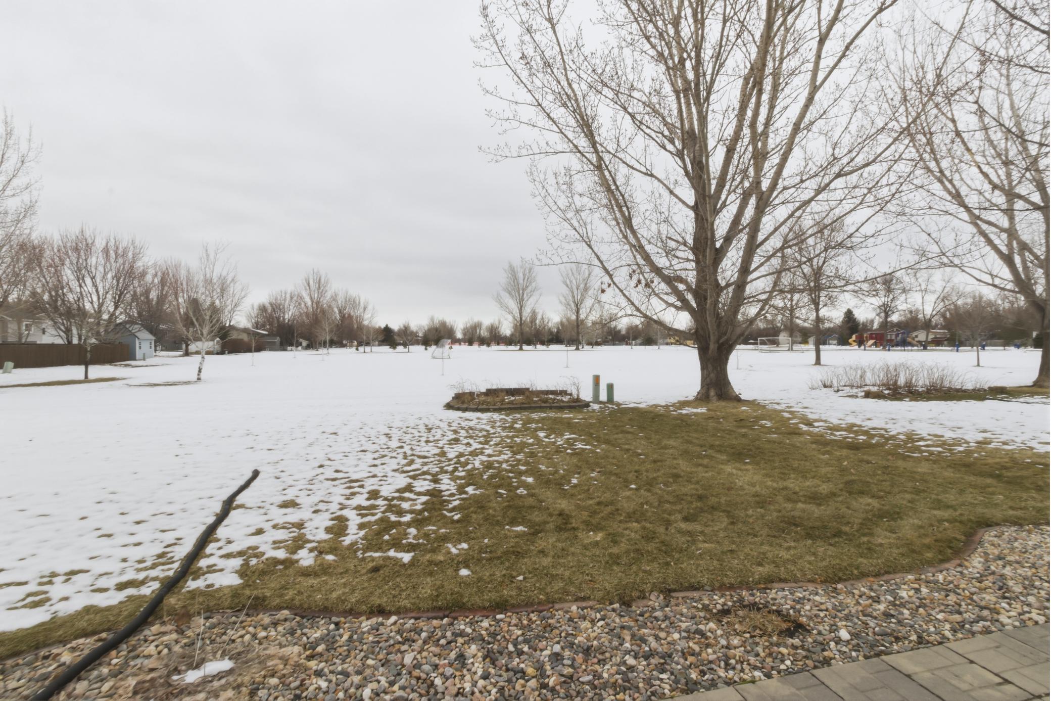 1992 single family home for sale at 1727 37th Avenue S in Fargo, ND — 4 bed, 2 bath (photo 26 of 28)