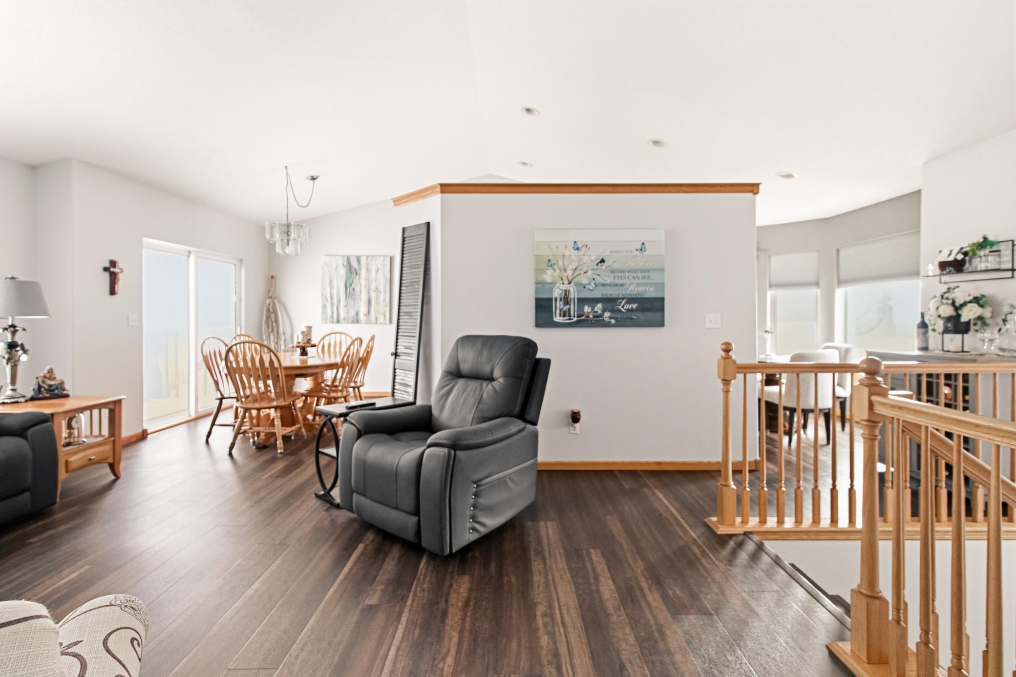 1992 single family home for sale at 1727 37th Avenue S in Fargo, ND — 4 bed, 2 bath (photo 4 of 28)