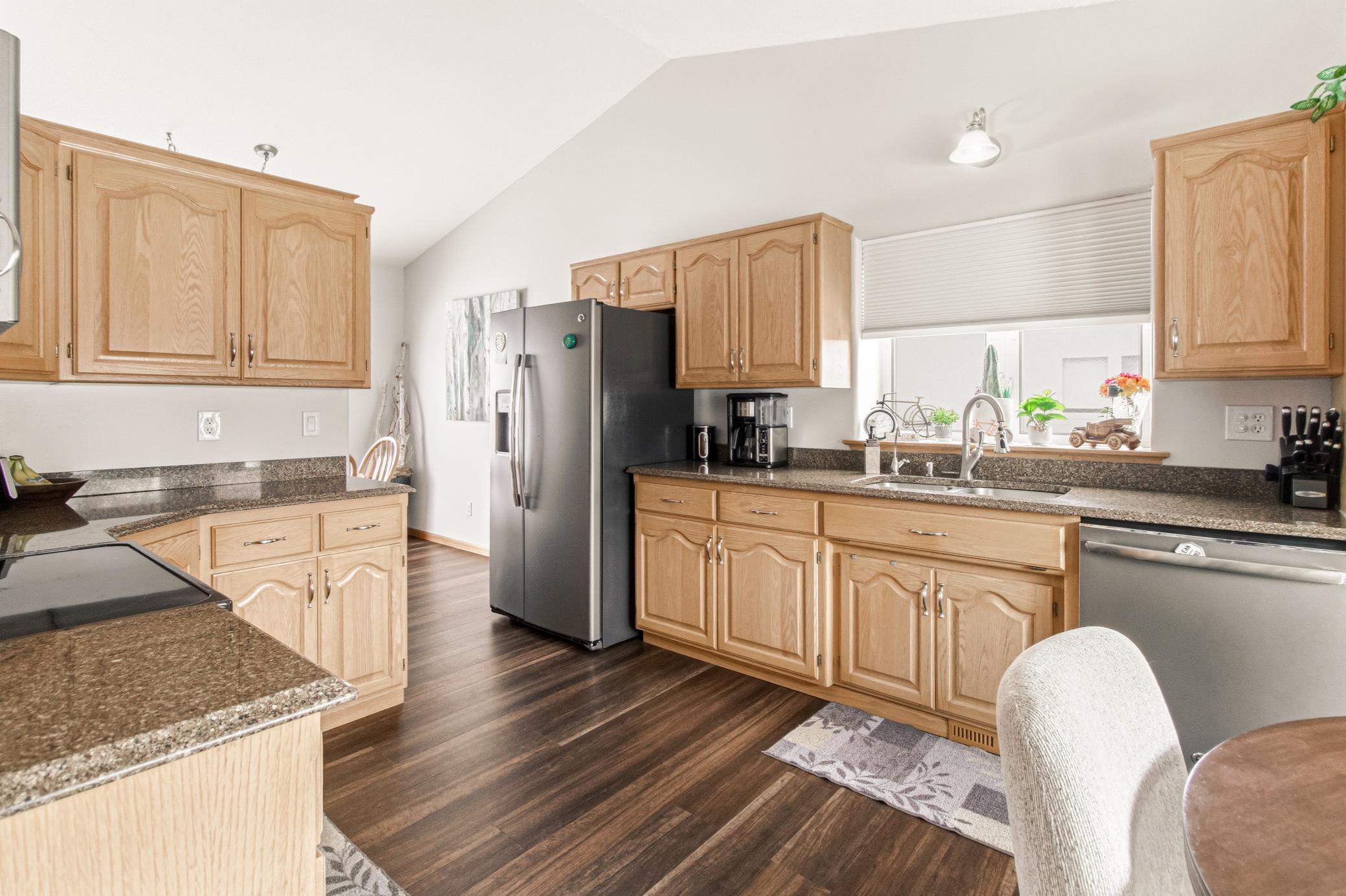 1992 single family home for sale at 1727 37th Avenue S in Fargo, ND — 4 bed, 2 bath (photo 7 of 28)