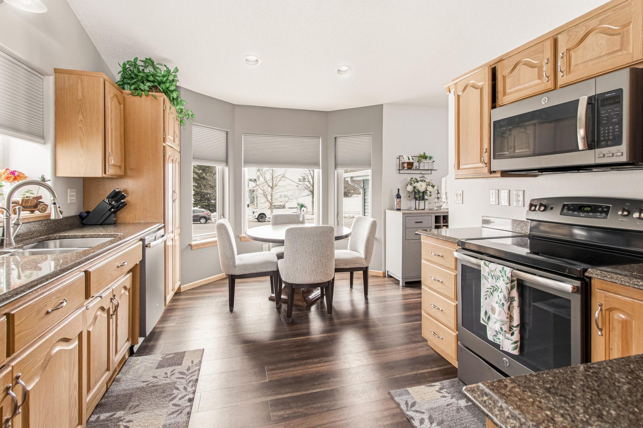 1992 single family home for sale at 1727 37th Avenue S in Fargo, ND — 4 bed, 2 bath (photo 8 of 28)