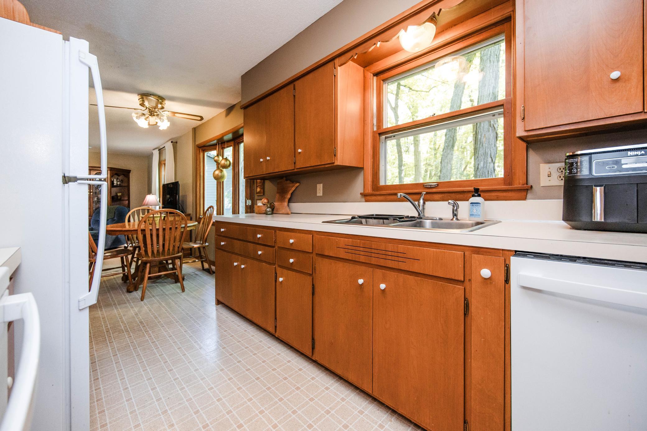 1960 single family home for sale at 1583 E Shore Drive in Detroit Lakes, MN — 4 bed, 2 bath (photo 11 of 75)