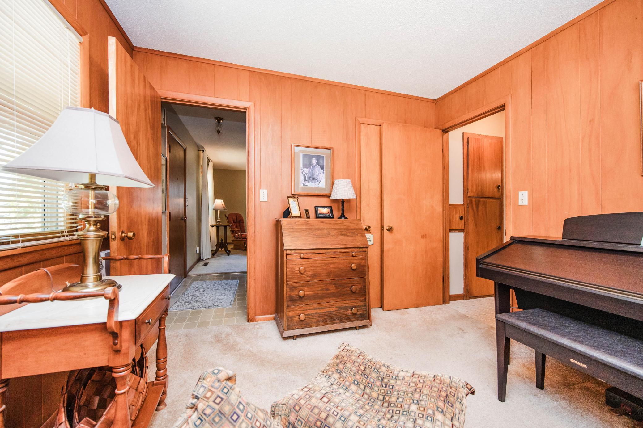 1960 single family home for sale at 1583 E Shore Drive in Detroit Lakes, MN — 4 bed, 2 bath (photo 25 of 75)