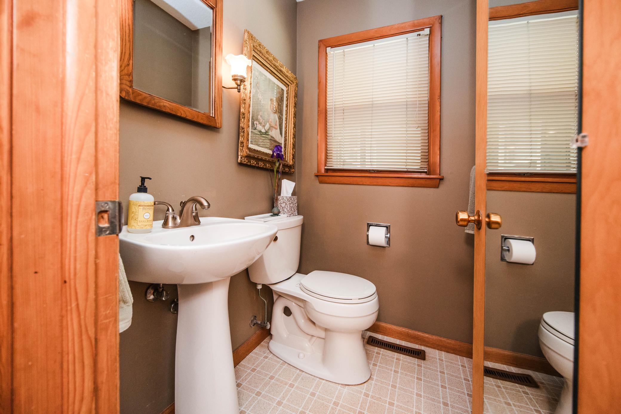 1960 single family home for sale at 1583 E Shore Drive in Detroit Lakes, MN — 4 bed, 2 bath (photo 27 of 75)