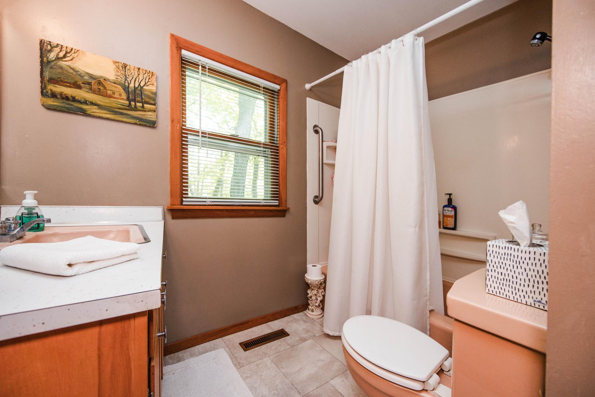 1960 single family home for sale at 1583 E Shore Drive in Detroit Lakes, MN — 4 bed, 2 bath (photo 40 of 75)
