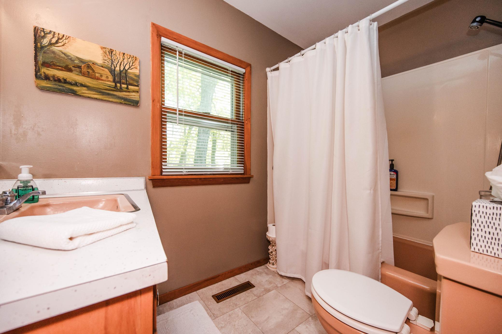 1960 single family home for sale at 1583 E Shore Drive in Detroit Lakes, MN — 4 bed, 2 bath (photo 42 of 75)