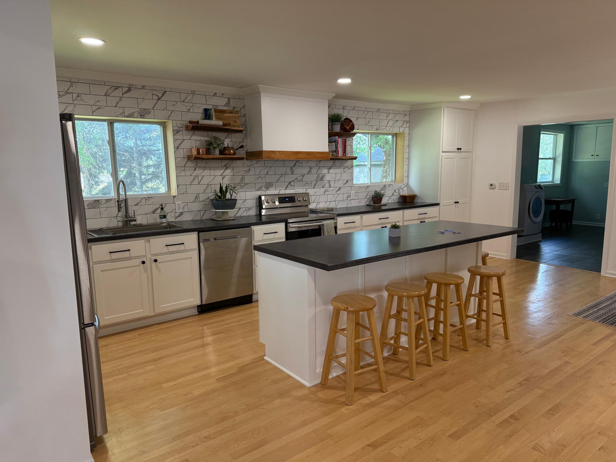 1940 single family home for sale at 1682 State Highway 11 SE in Baudette, MN — 4 bed, 5 bath (photo 4 of 48)