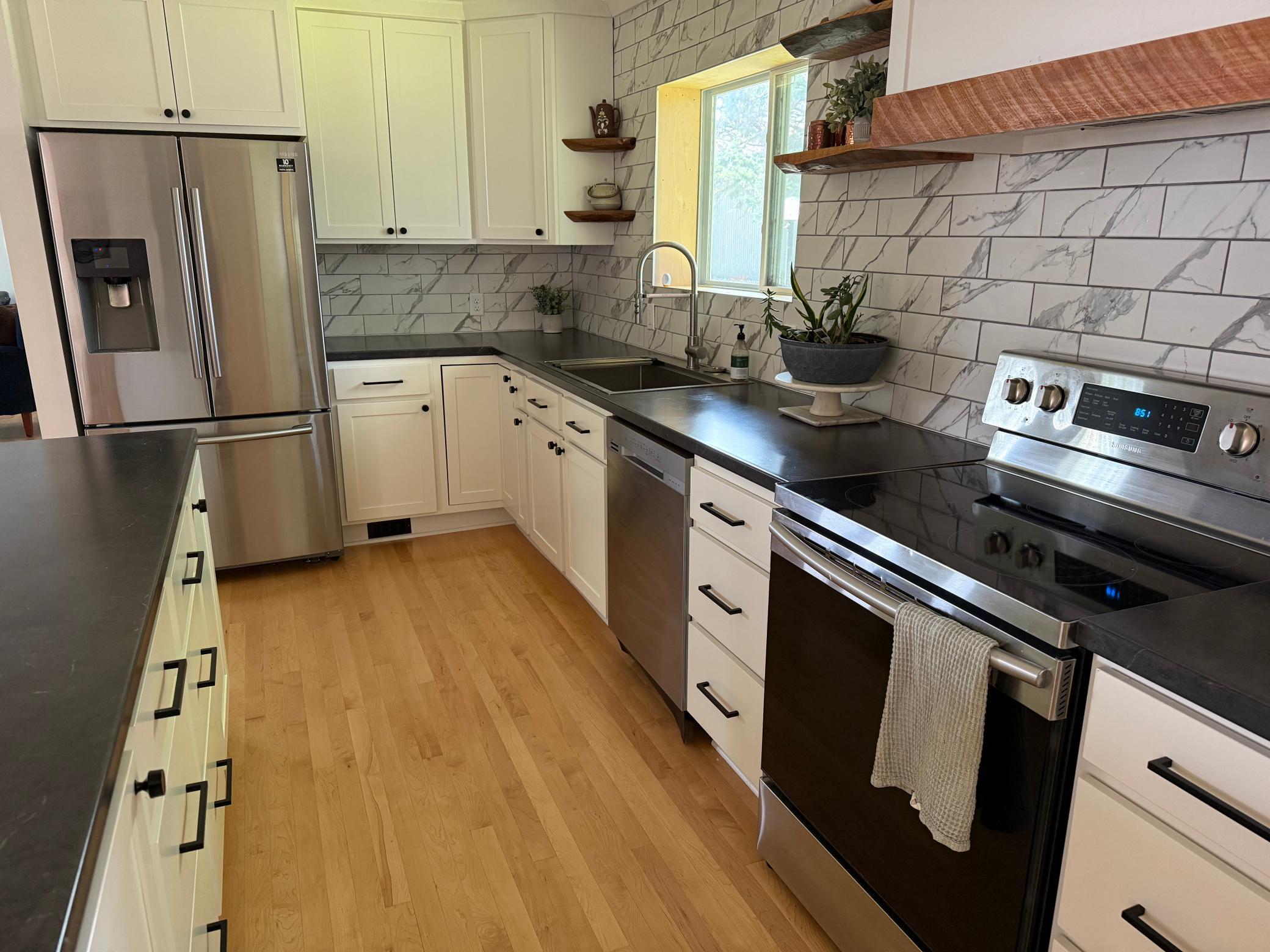 1940 single family home for sale at 1682 State Highway 11 SE in Baudette, MN — 4 bed, 5 bath (photo 5 of 48)