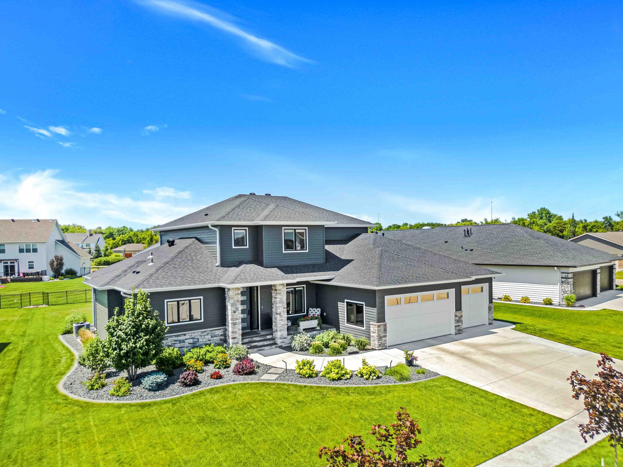 2022 single family home for sale at 324 25th Avenue E in West Fargo, ND — 5 bed, 5 bath (photo 2 of 71)