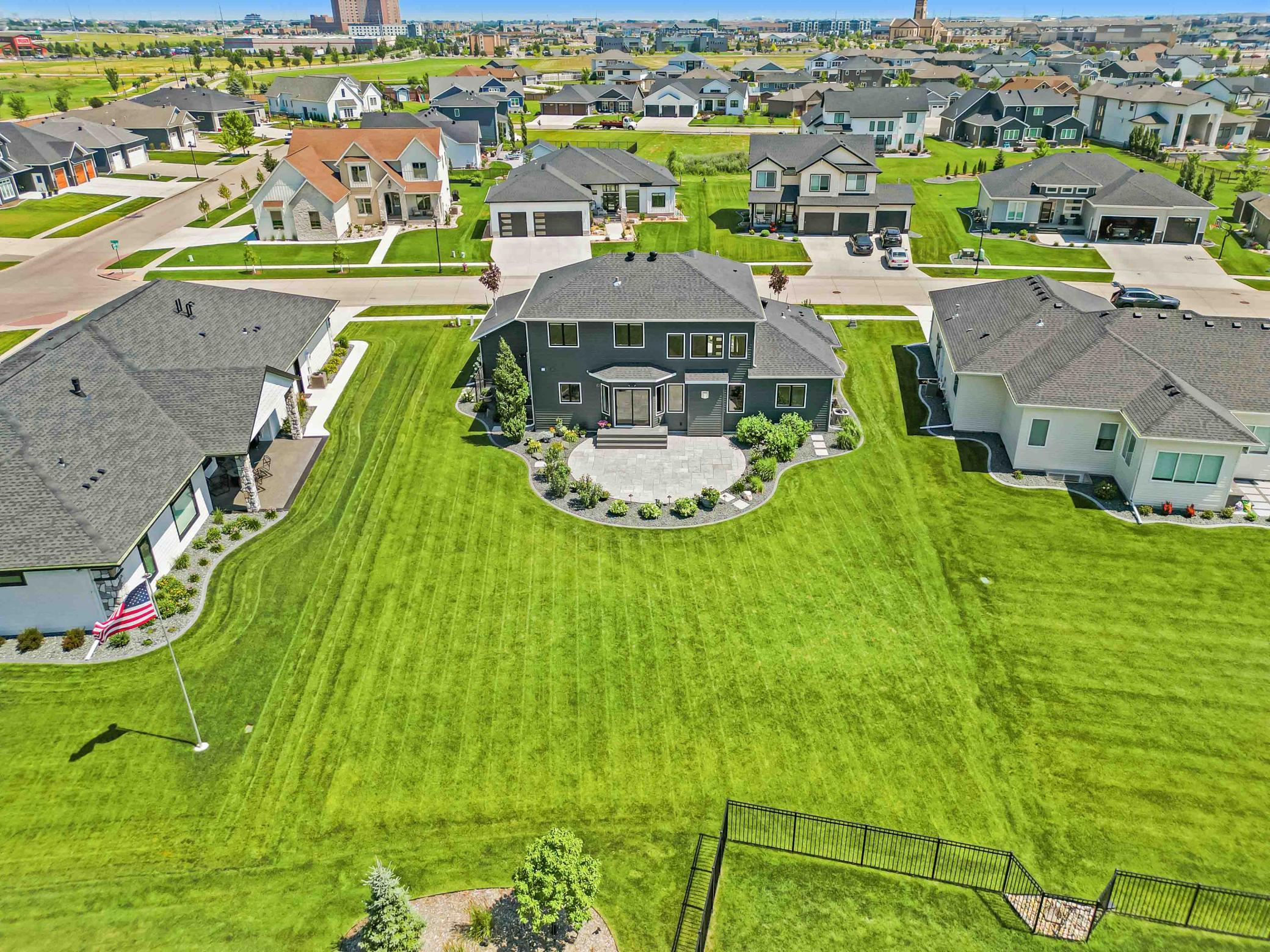 2022 single family home for sale at 324 25th Avenue E in West Fargo, ND — 5 bed, 5 bath (photo 60 of 71)