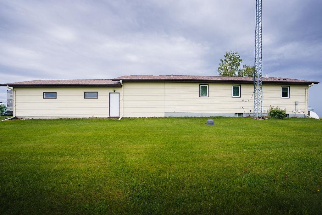 1967 single family home for sale at 3853 91st Avenue SE in Jamestown, ND — 3 bed, 2 bath (photo 2 of 83)