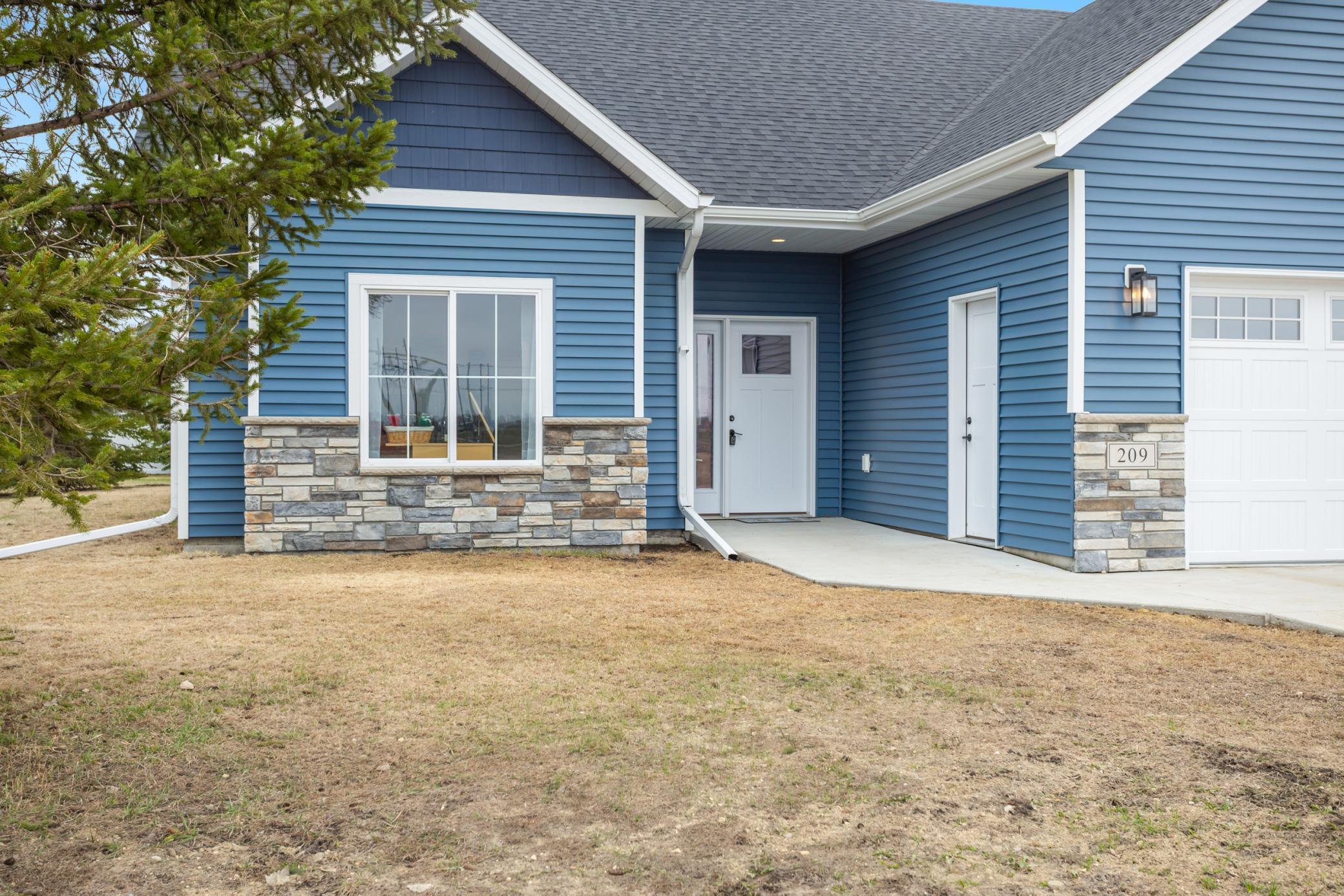 2022 single family home for sale at 209 Woodcrest Drive in Breckenridge, MN — 3 bed, 3 bath (photo 2 of 45)