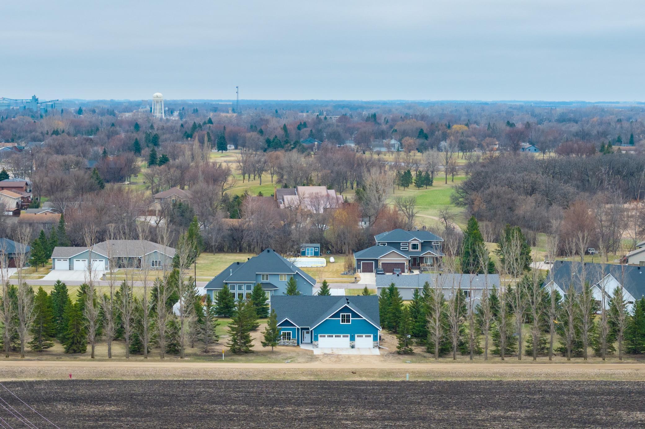 2022 single family home for sale at 209 Woodcrest Drive in Breckenridge, MN — 3 bed, 3 bath (photo 3 of 45)