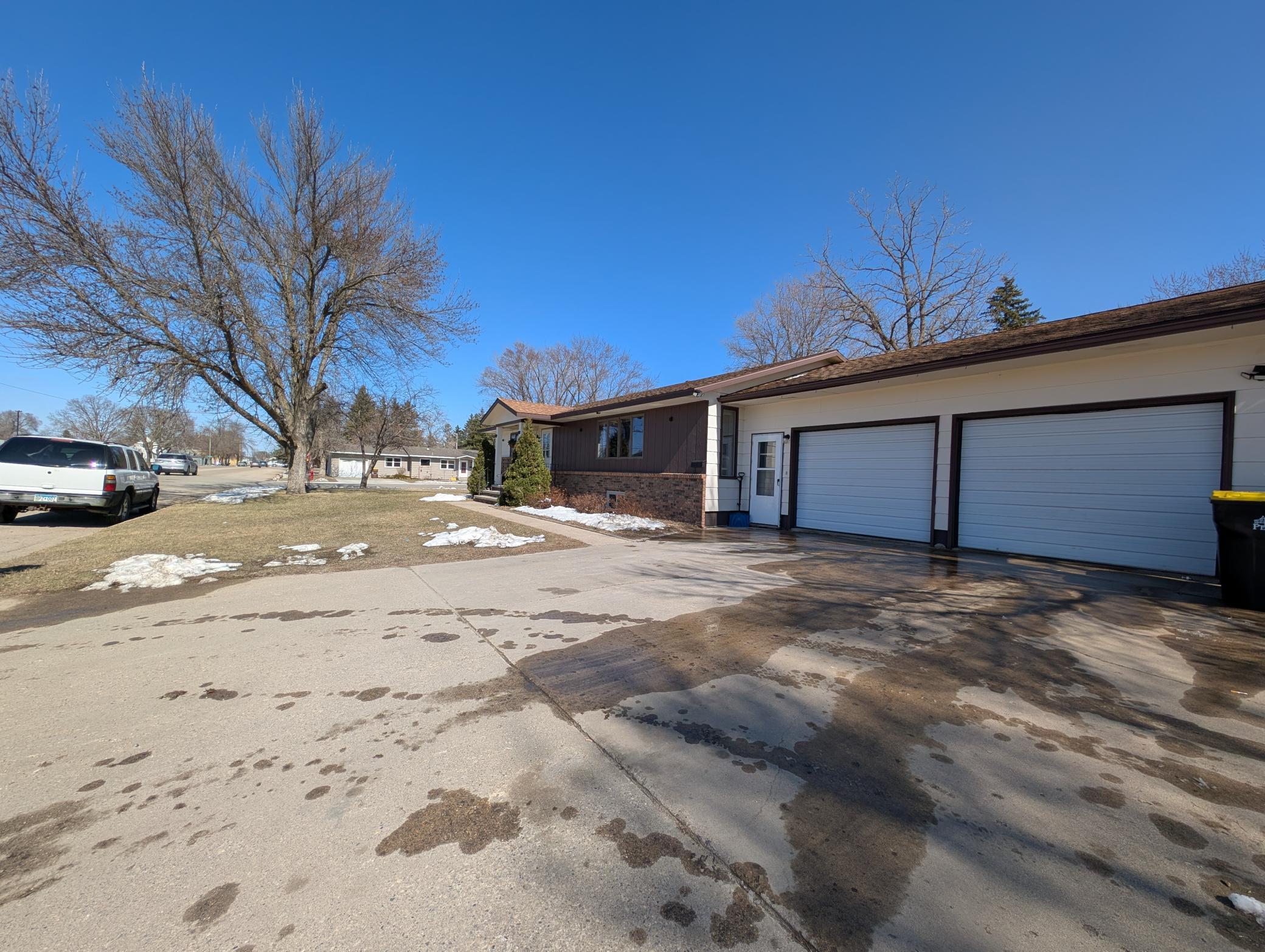 1980 single family home for sale at 411 6th Avenue SW in Perham, MN — 3 bed, 3 bath (photo 2 of 32)
