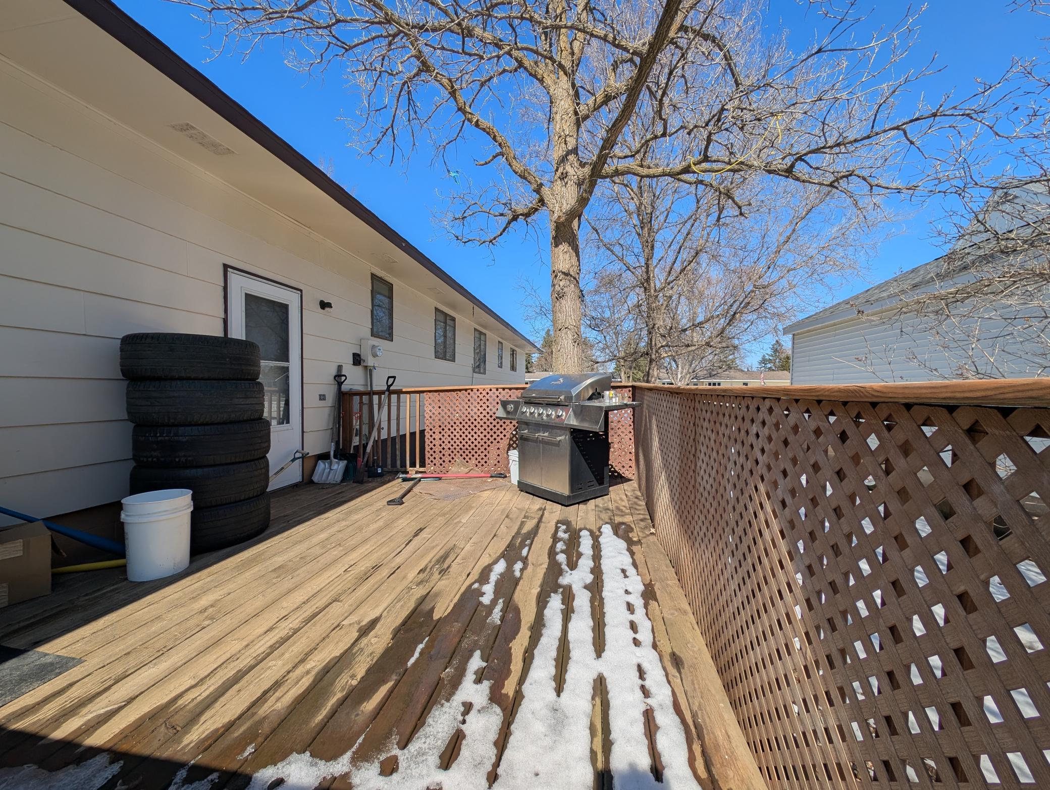 1980 single family home for sale at 411 6th Avenue SW in Perham, MN — 3 bed, 3 bath (photo 4 of 32)