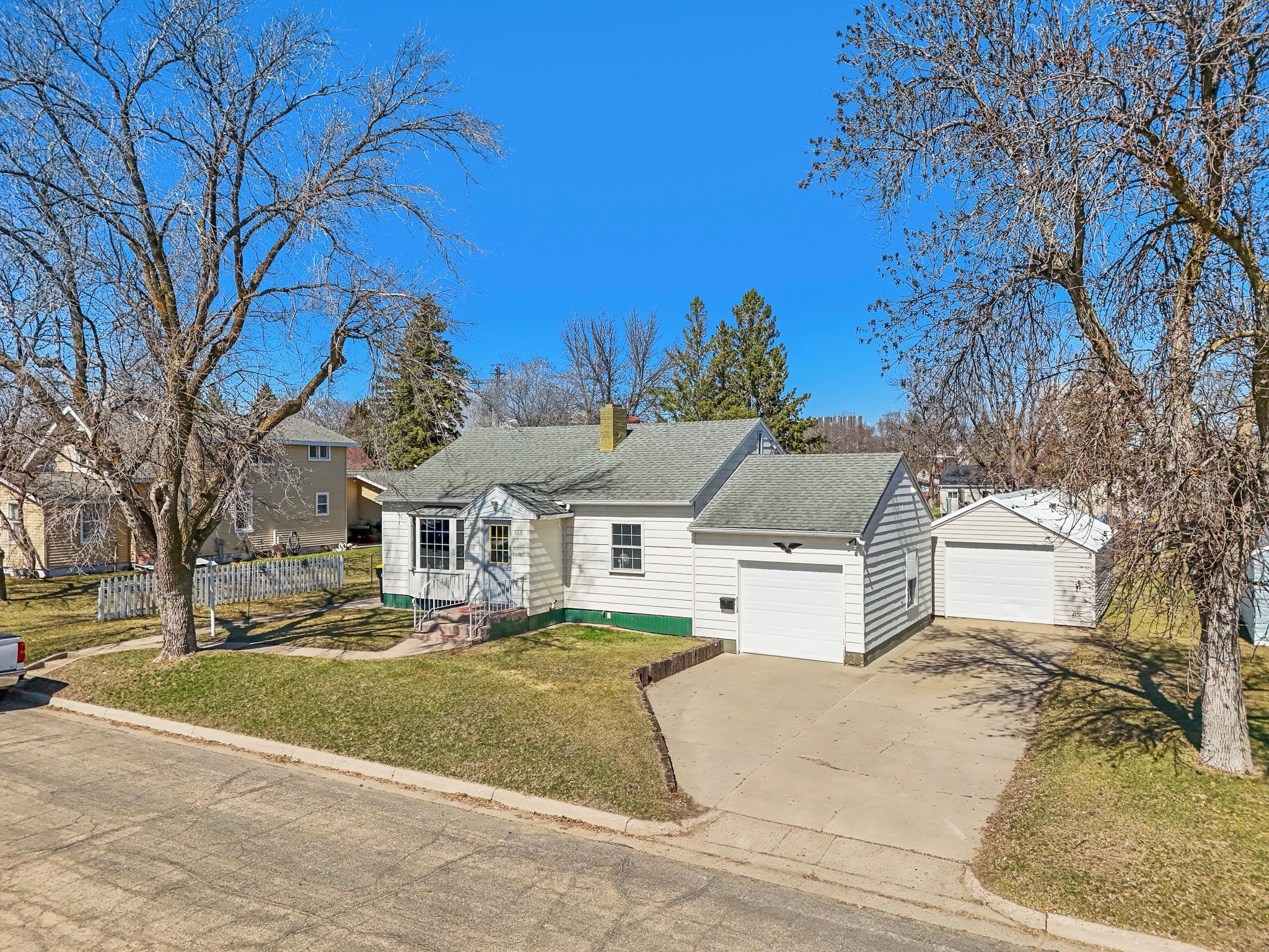 1954 single family home for sale at 525 3rd St SE in Perham, MN — 2 bed, 2 bath (photo 2 of 42)