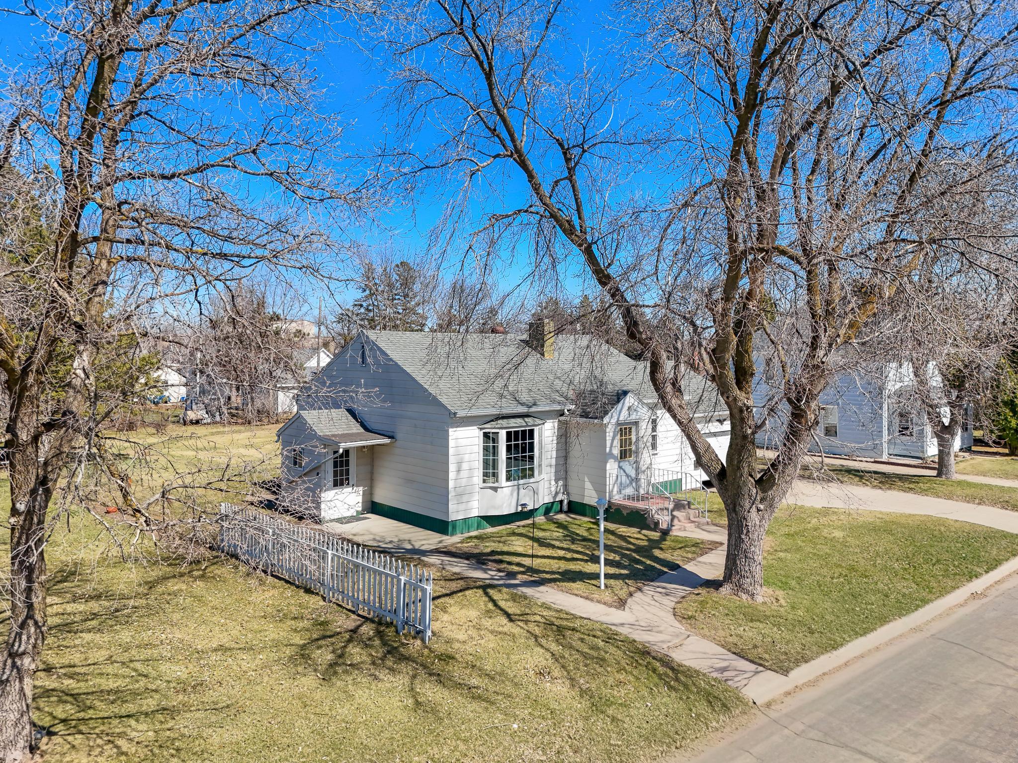 1954 single family home for sale at 525 3rd St SE in Perham, MN — 2 bed, 2 bath (photo 3 of 42)