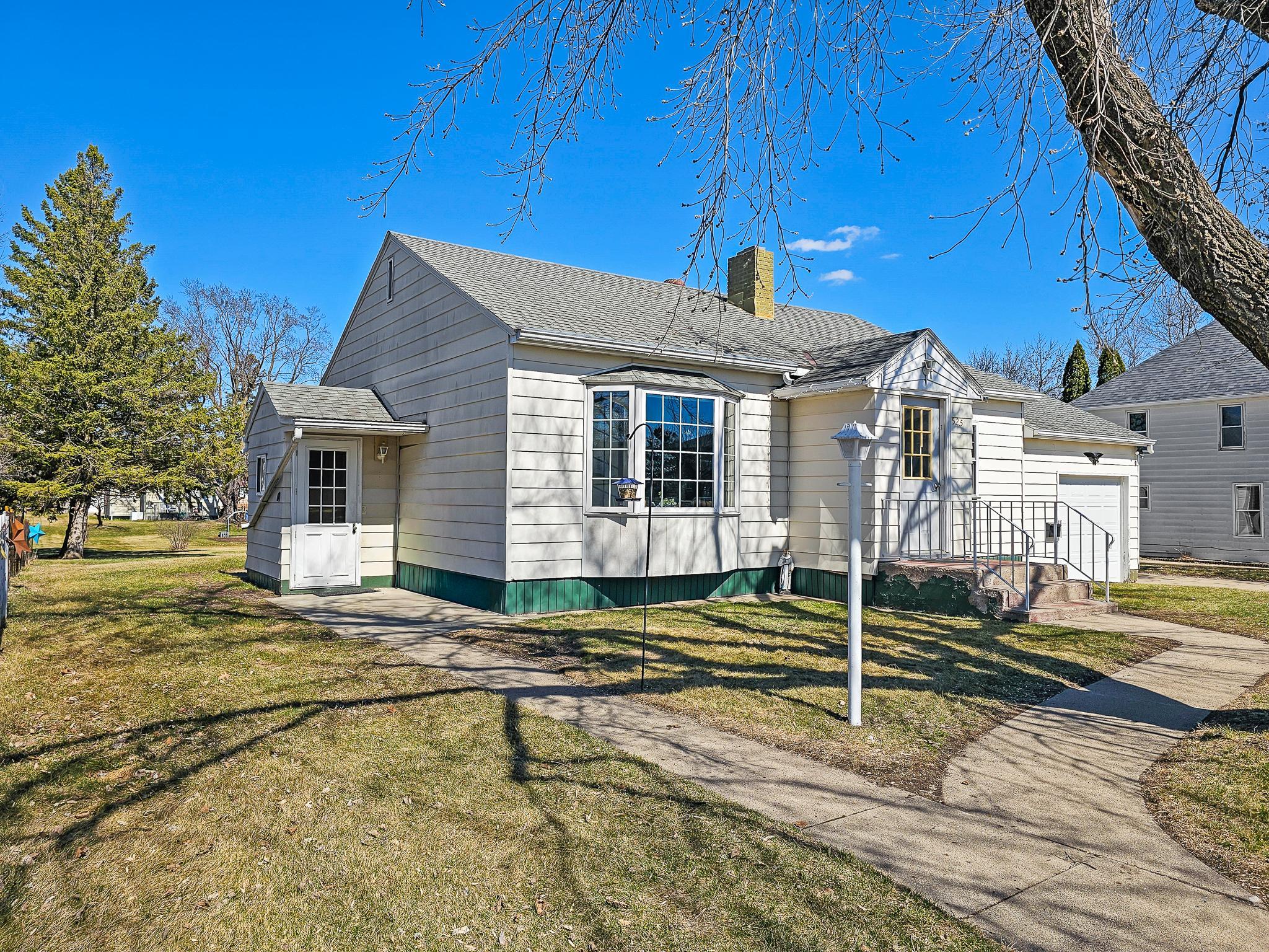 1954 single family home for sale at 525 3rd St SE in Perham, MN — 2 bed, 2 bath (photo 4 of 42)