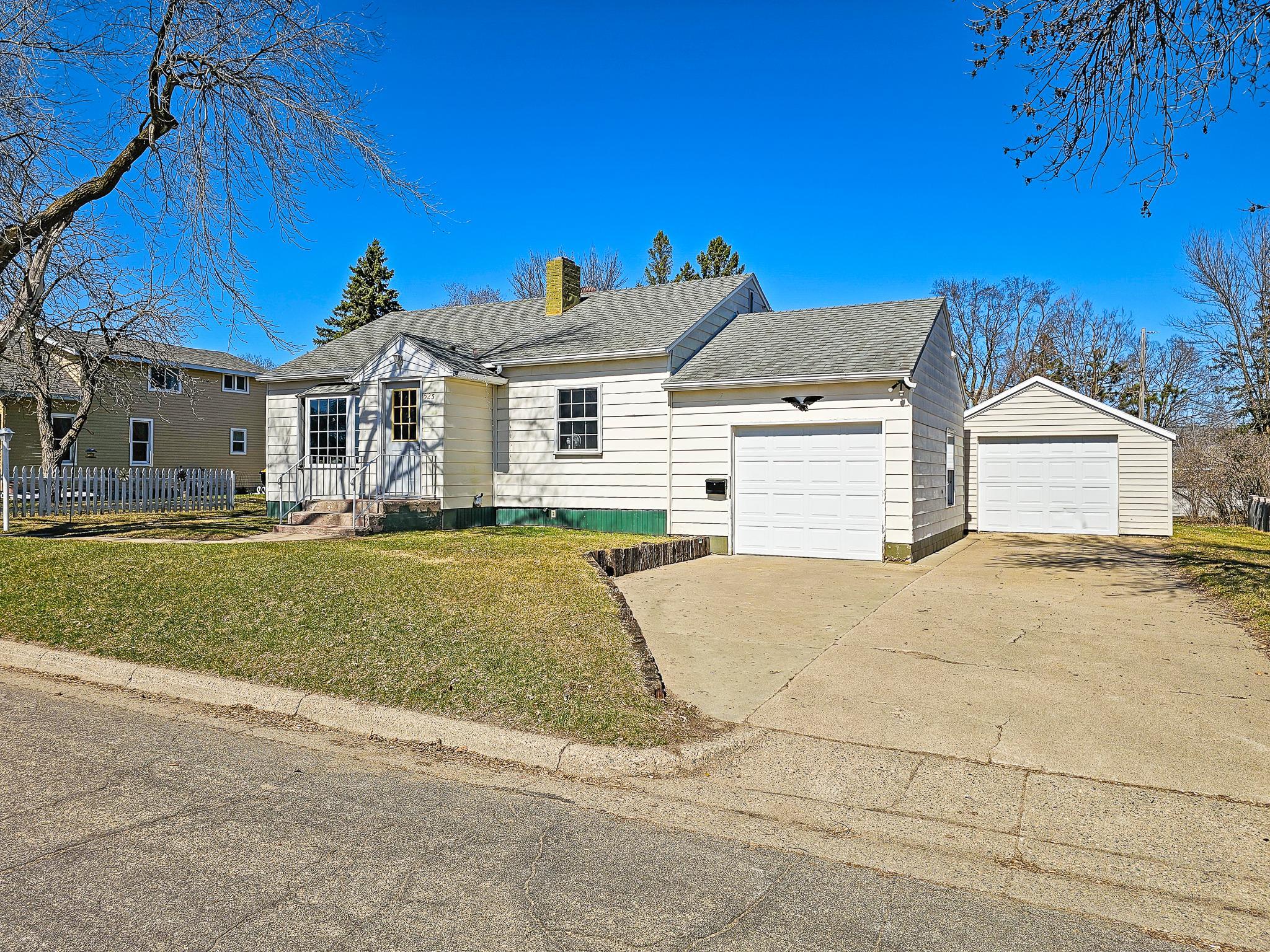 1954 single family home for sale at 525 3rd St SE in Perham, MN — 2 bed, 2 bath (photo 8 of 42)