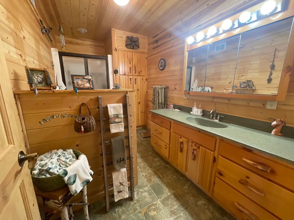 2005 single family home for sale at 17999 Ivy Drive in Park Rapids, MN — 3 bed, 3 bath (photo 32 of 69)