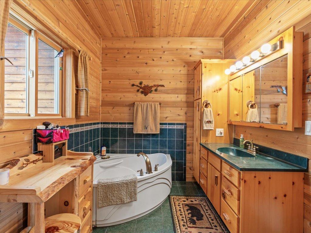 2005 single family home for sale at 17999 Ivy Drive in Park Rapids, MN — 3 bed, 3 bath (photo 15 of 63)