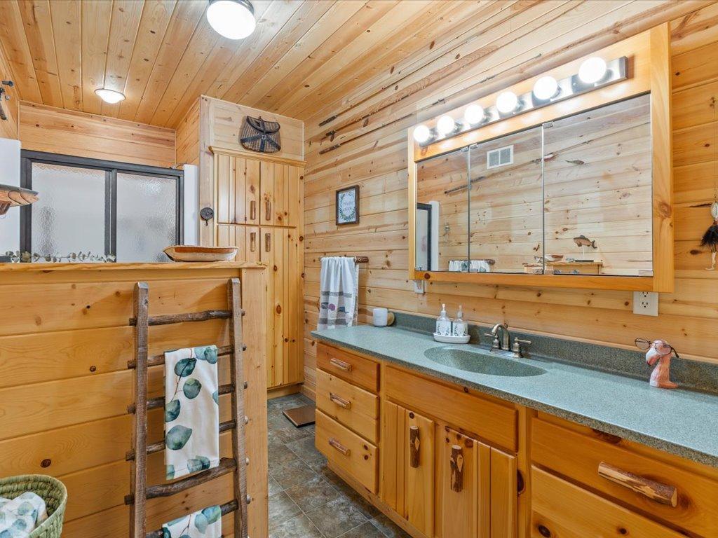 2005 single family home for sale at 17999 Ivy Drive in Park Rapids, MN — 3 bed, 3 bath (photo 29 of 63)