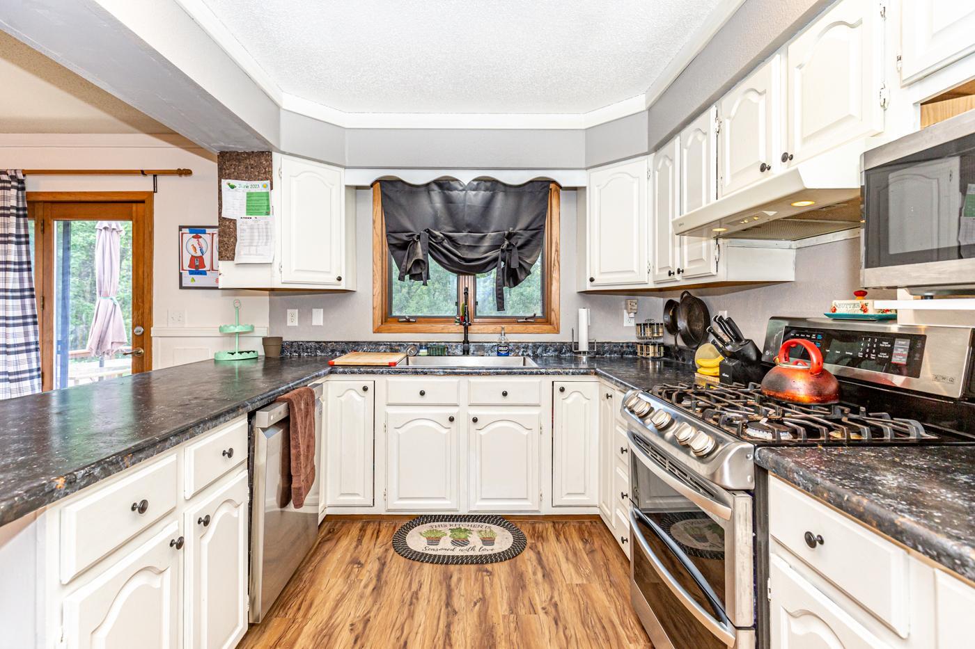 1986 single family home for sale at 13520 W Lake Sallie Drive in Detroit Lakes, MN — 4 bed, 3 bath (photo 15 of 32)