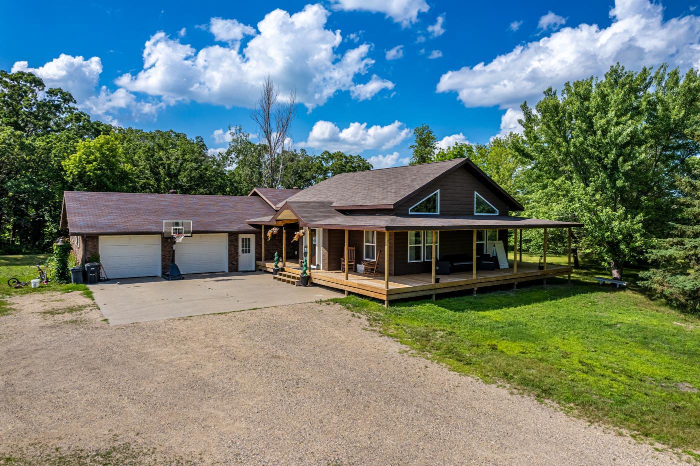 1986 single family home for sale at 13520 W Lake Sallie Drive in Detroit Lakes, MN — 4 bed, 3 bath (photo 3 of 32)