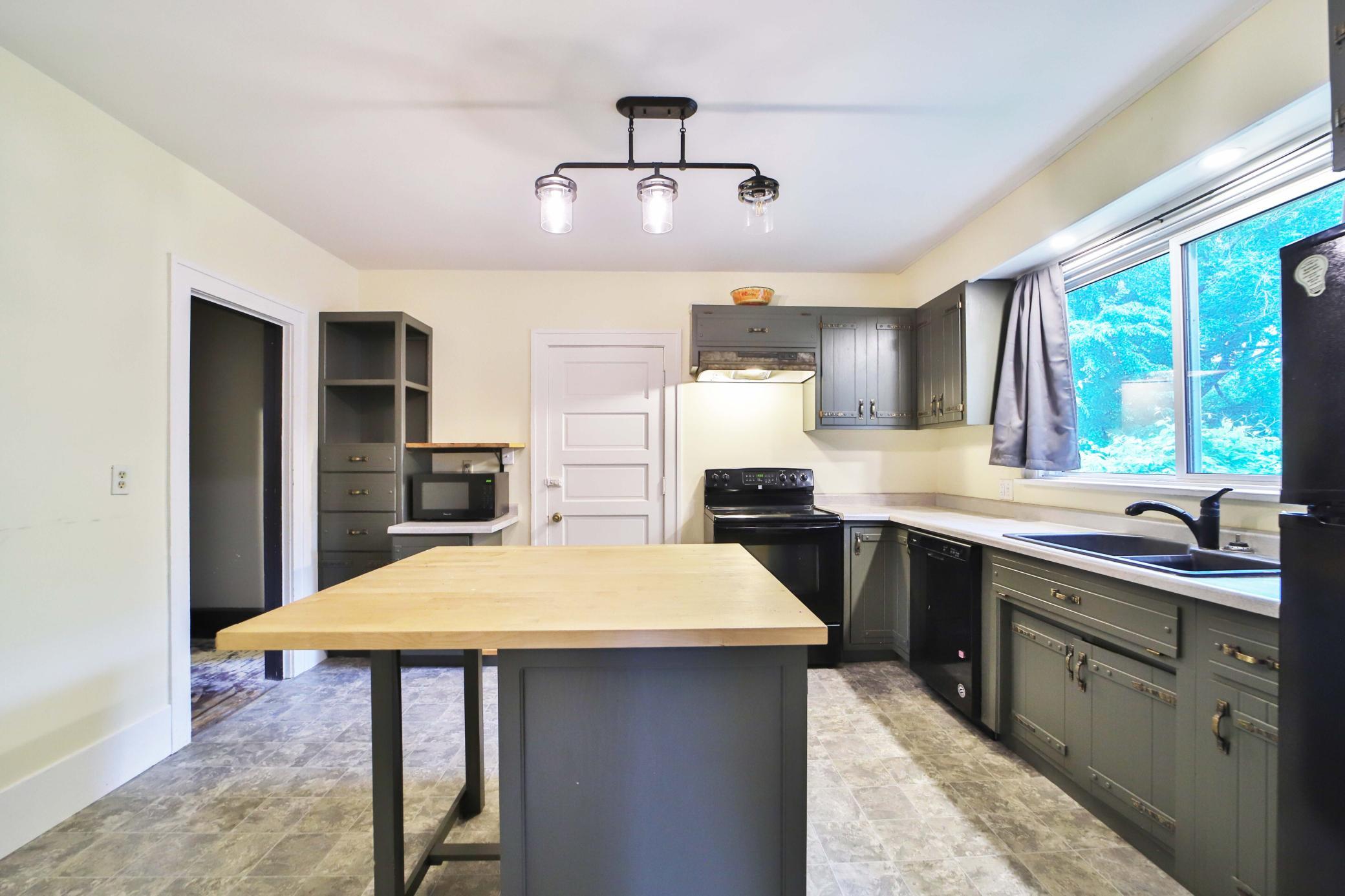 1918 single family home for sale at 815 Rosewood Street in Brainerd, MN — 4 bed, 2 bath (photo 4 of 35)