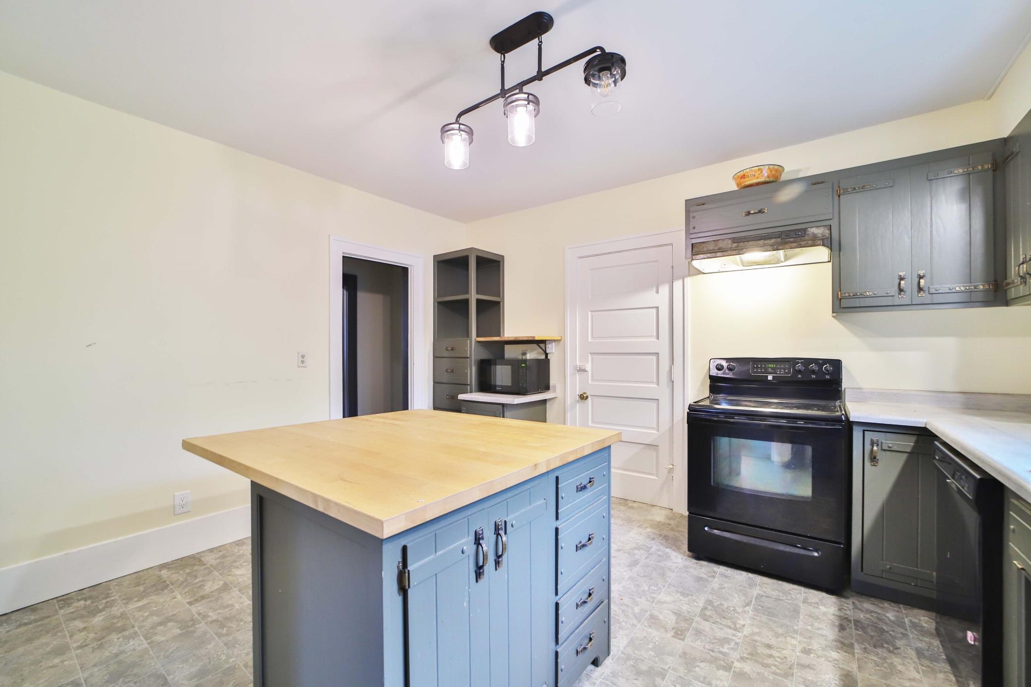 1918 single family home for sale at 815 Rosewood Street in Brainerd, MN — 4 bed, 2 bath (photo 5 of 35)