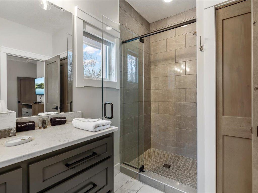 2022 townhouse for sale at Trapper's Landing #275 6916 Beach View Lane NW in Walker, MN — 3 bed, 3 bath (photo 21 of 45)