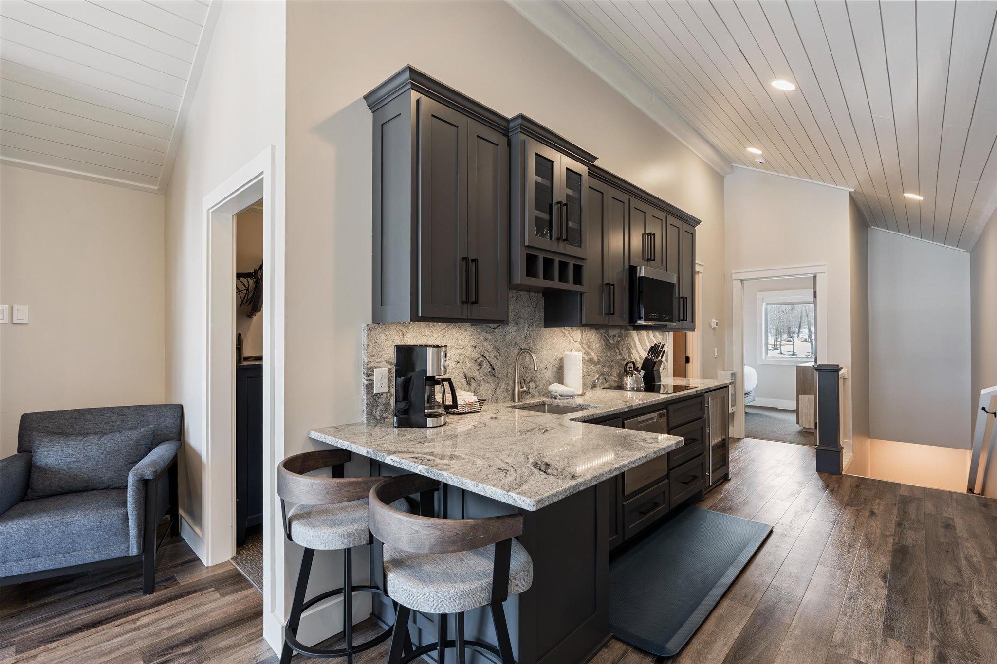2022 townhouse for sale at Trapper's Landing #275 6916 Beach View Lane NW in Walker, MN — 3 bed, 3 bath (photo 22 of 45)