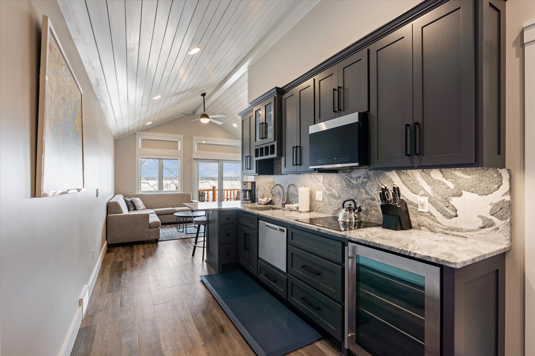 2022 townhouse for sale at Trapper's Landing #275 6916 Beach View Lane NW in Walker, MN — 3 bed, 3 bath (photo 23 of 45)